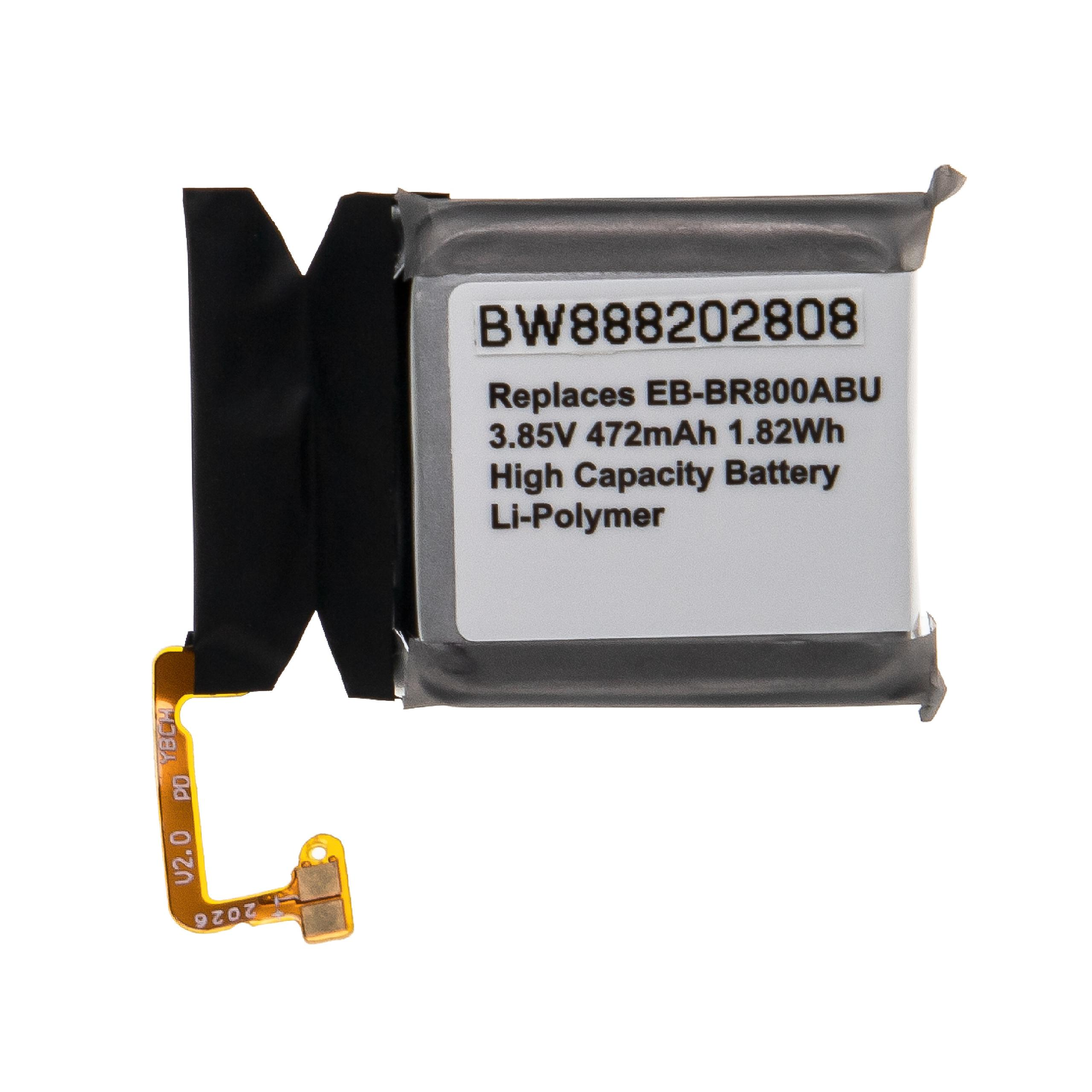 Batteriekomponente mit Etiketten, schwarzem Klebeband und einem Stecker. Weißer Hintergrund.
