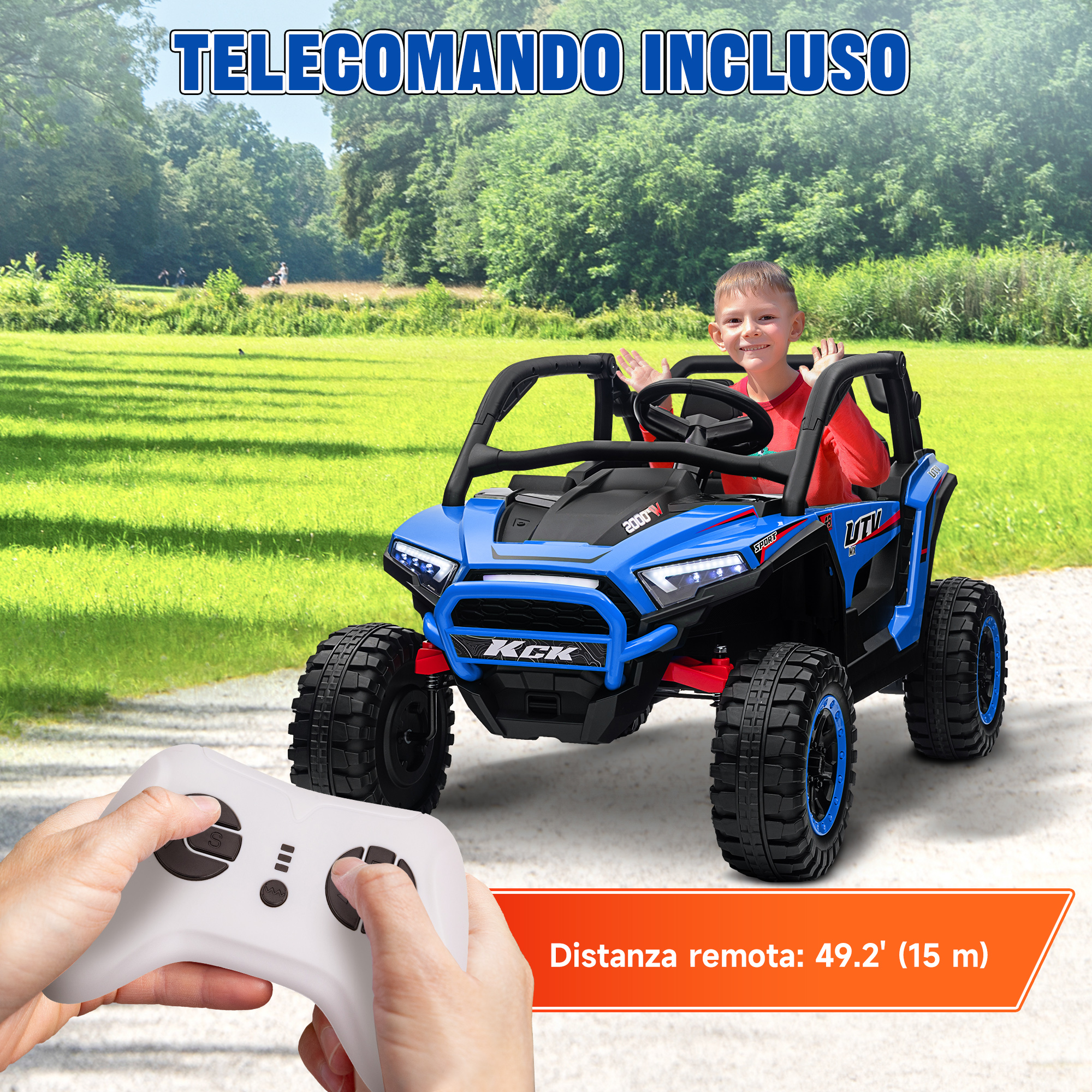 Un bambino guida un'auto giocattolo blu all'aperto. Un telecomando è in primo piano.
