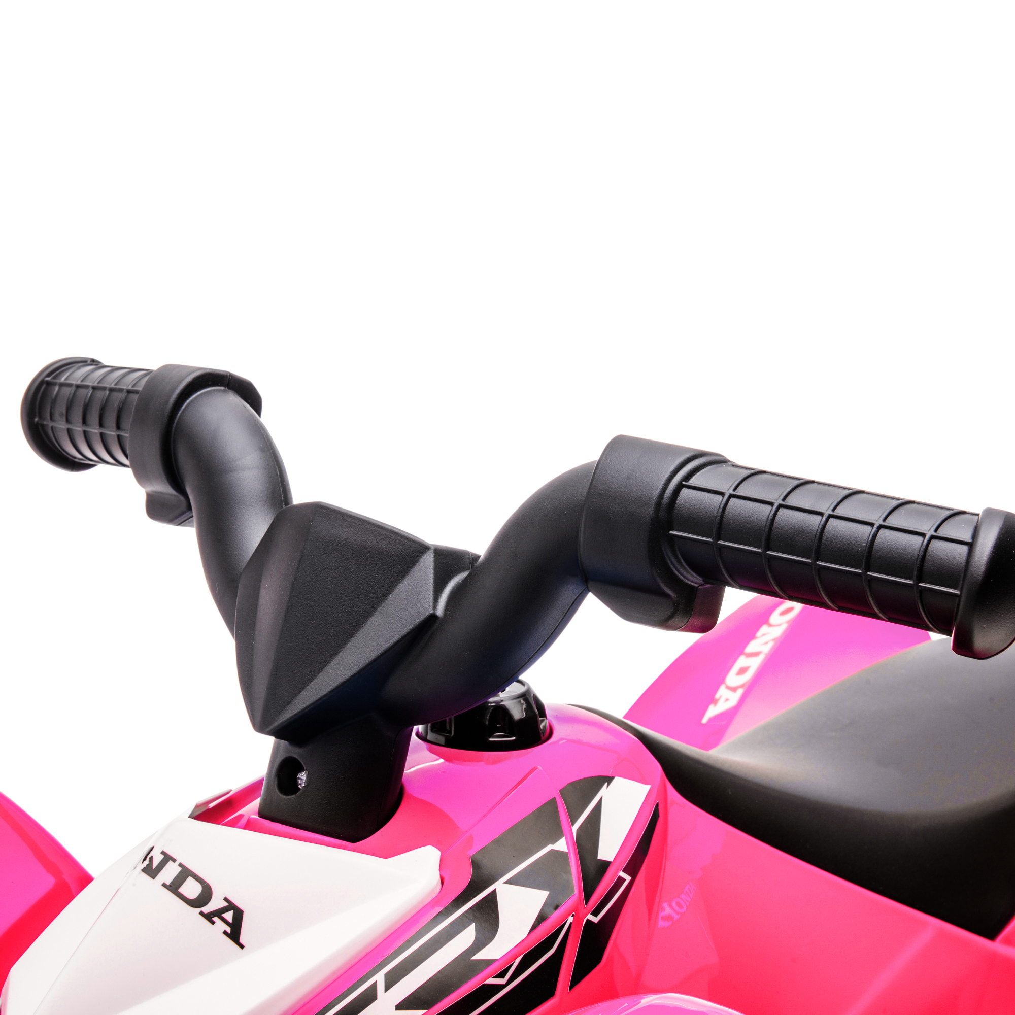 Primo piano del manubrio di un ATV rosa. I manubri sono neri con impugnature nere. L'ATV è rosa.