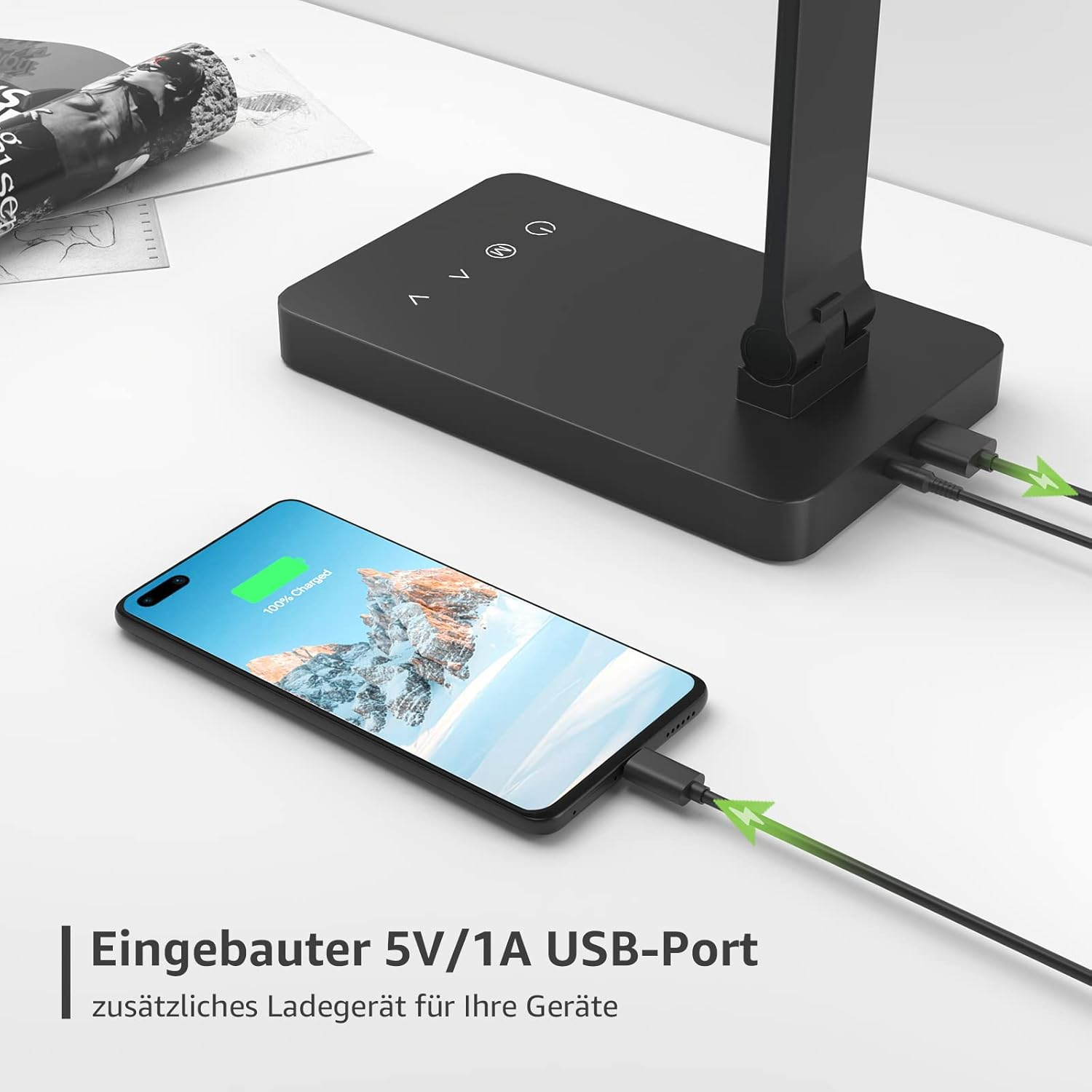 Schwarze Schreibtischlampe mit Ladepad und Telefon, verbunden mit einem Ladekabel.