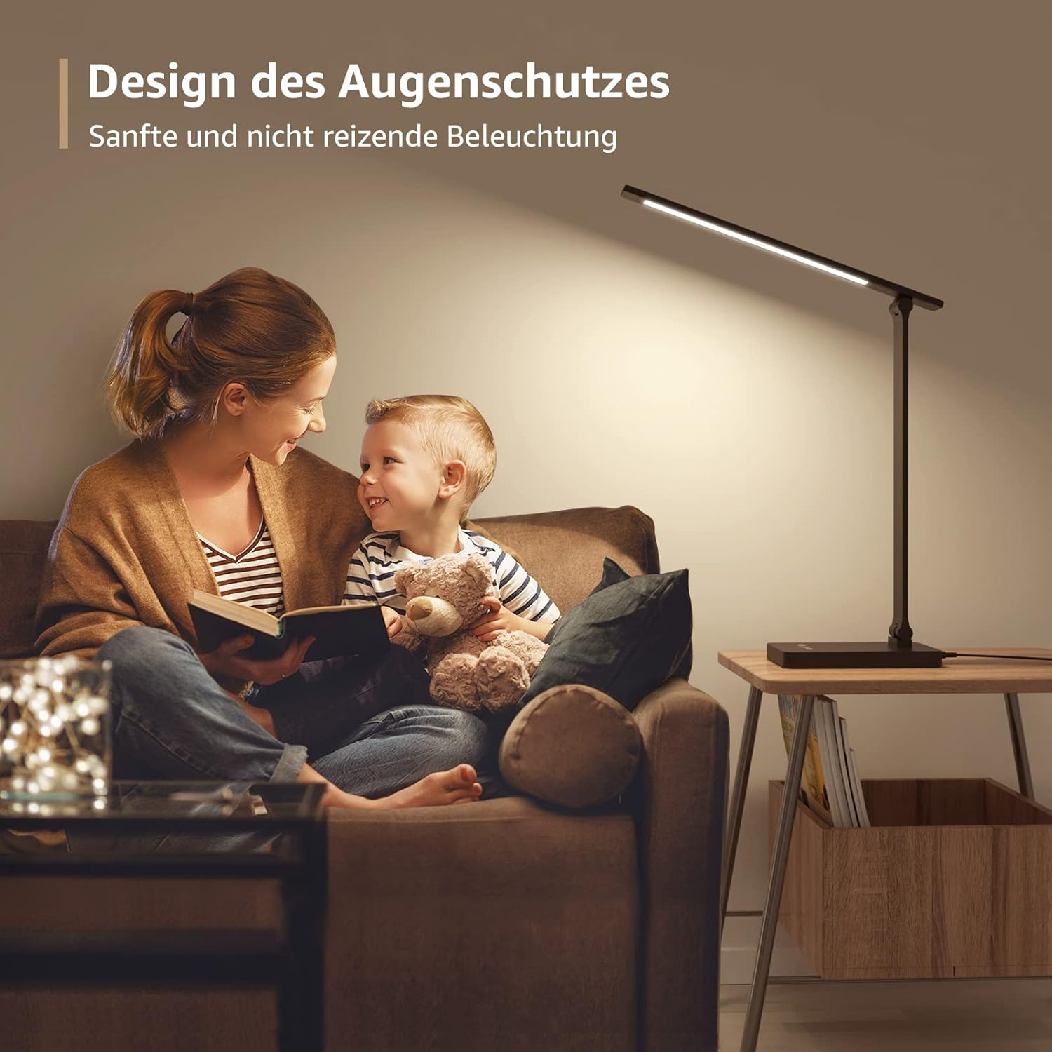 Eine Frau und ein Kind lesen unter einer schwarzen Schreibtischlampe, mit deutschem Text zum Augenschutz.