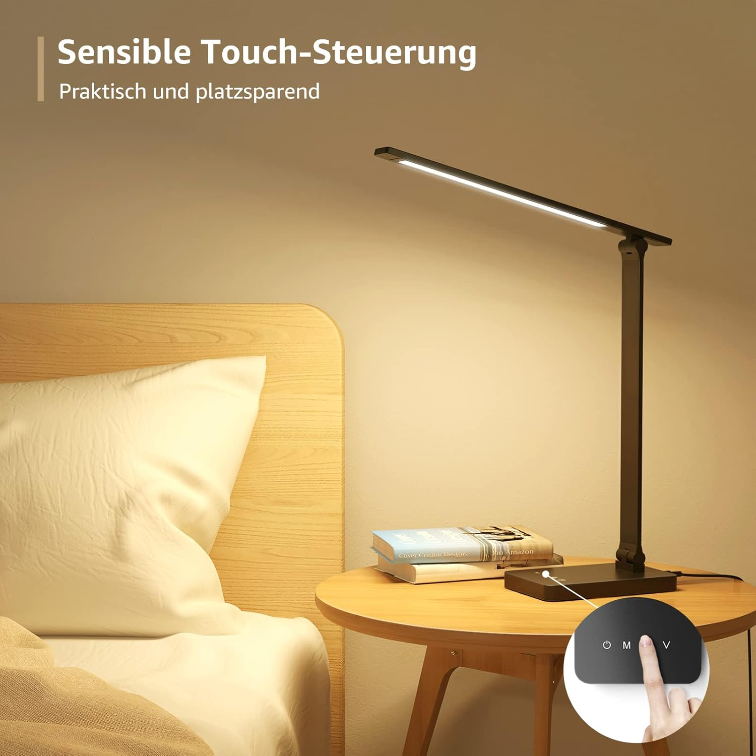 Eine schwarze Schreibtischlampe mit Touch-Bedienfeld und einem Bett und Tisch in einem warmen Raum.
