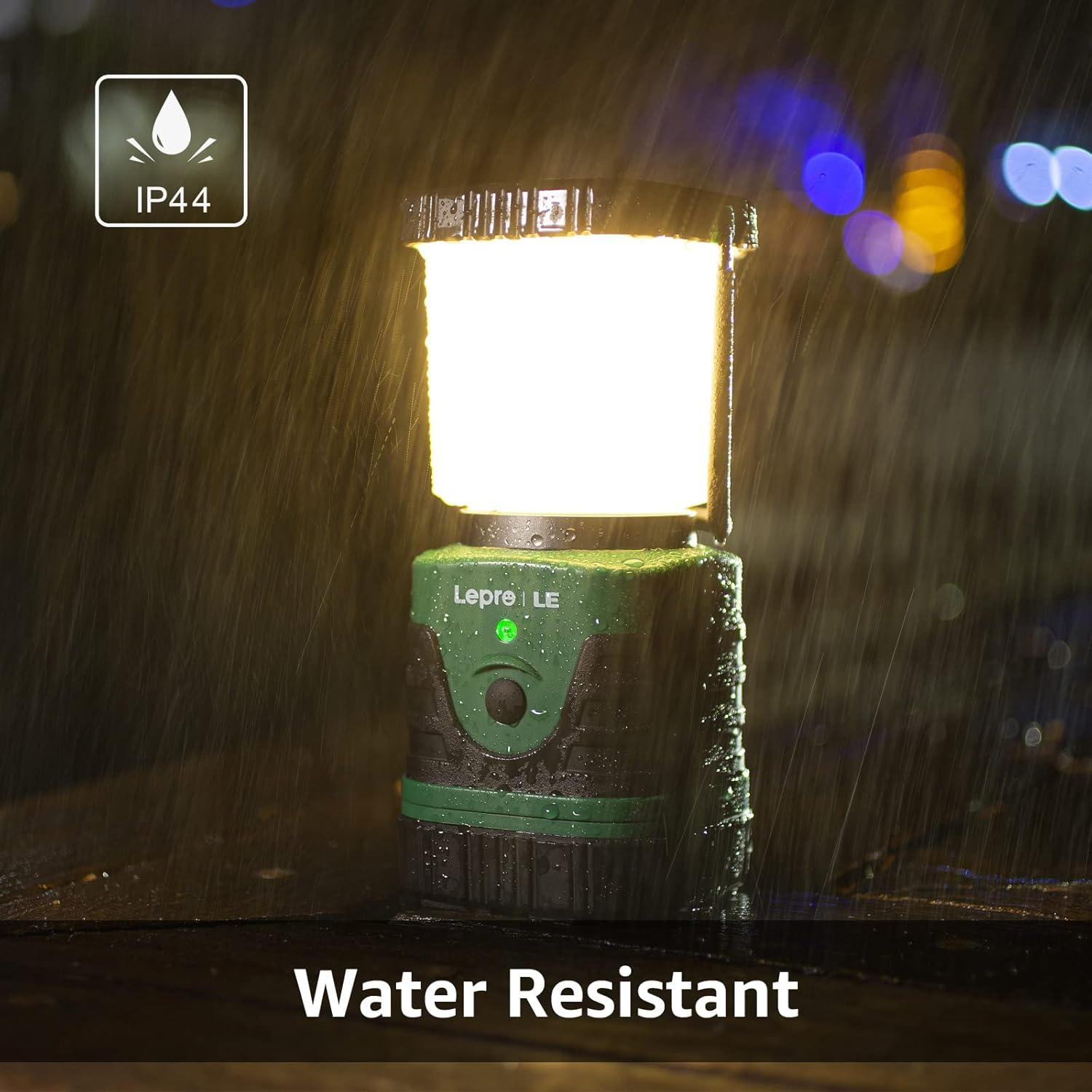 Eine grüne und schwarze wasserdichte Laterne mit dem Wort 'Lepro' in einer regnerischen Umgebung.