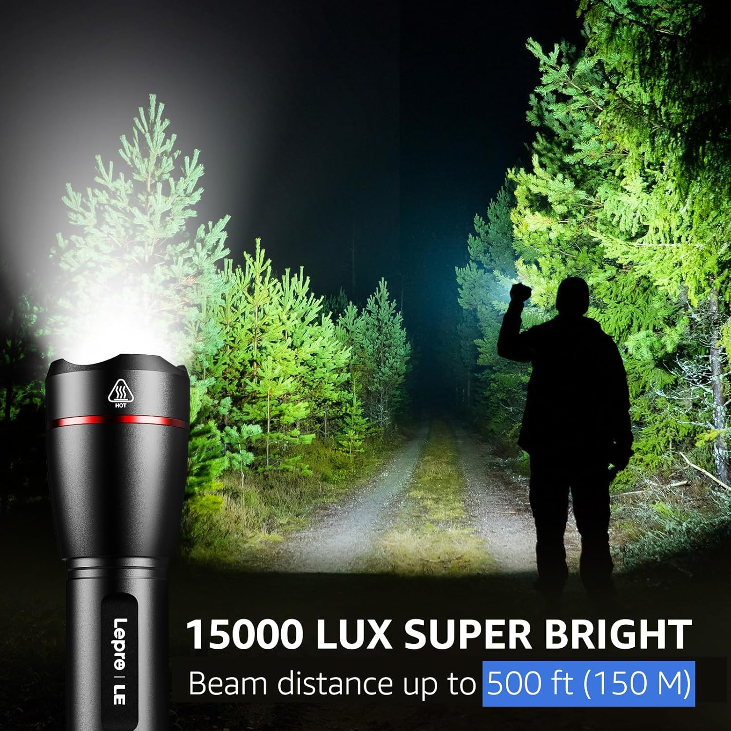 Eine schwarze Taschenlampe, die einen hellen Lichtstrahl in einen dunklen Wald aussendet, mit einer Figur in der Ferne.