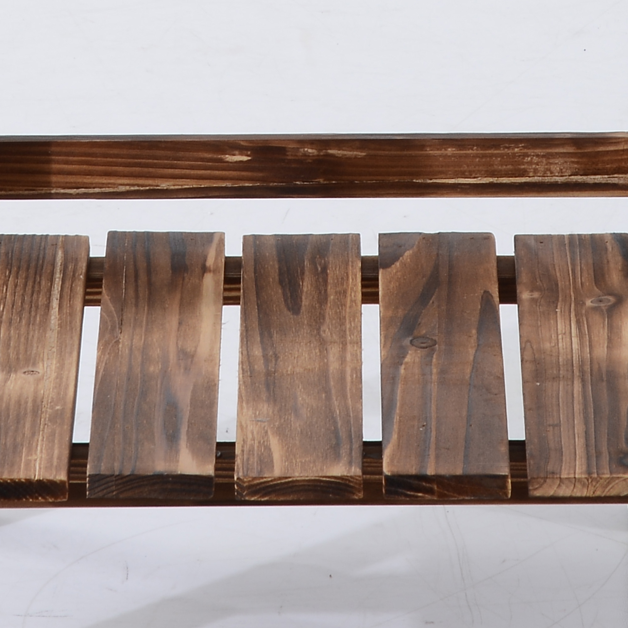 Primo piano di un supporto per piante in legno con più doghe di legno marrone.