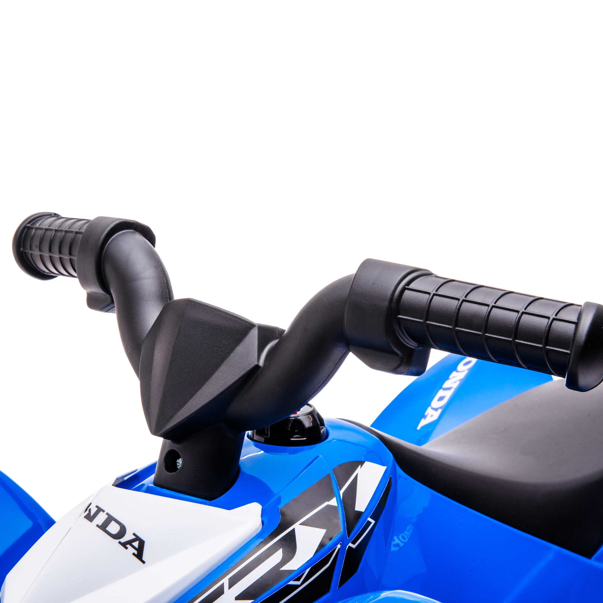 Primo piano del manubrio di un quad blu. La parola "HONDA" è visibile sulla moto.