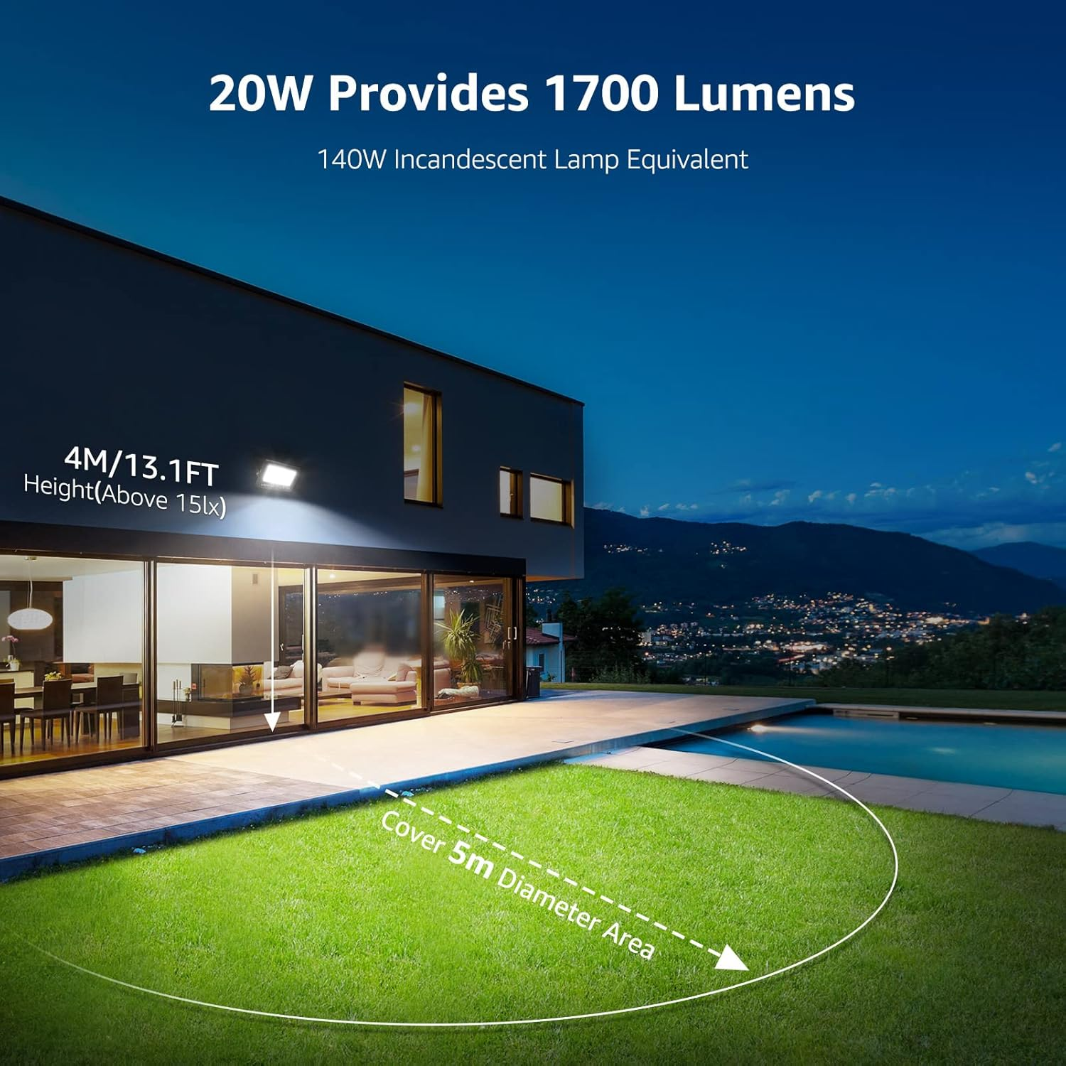 Nachtszenenbild eines Hauses mit Außenbeleuchtung. Grüner Rasen und Pool im Vordergrund.