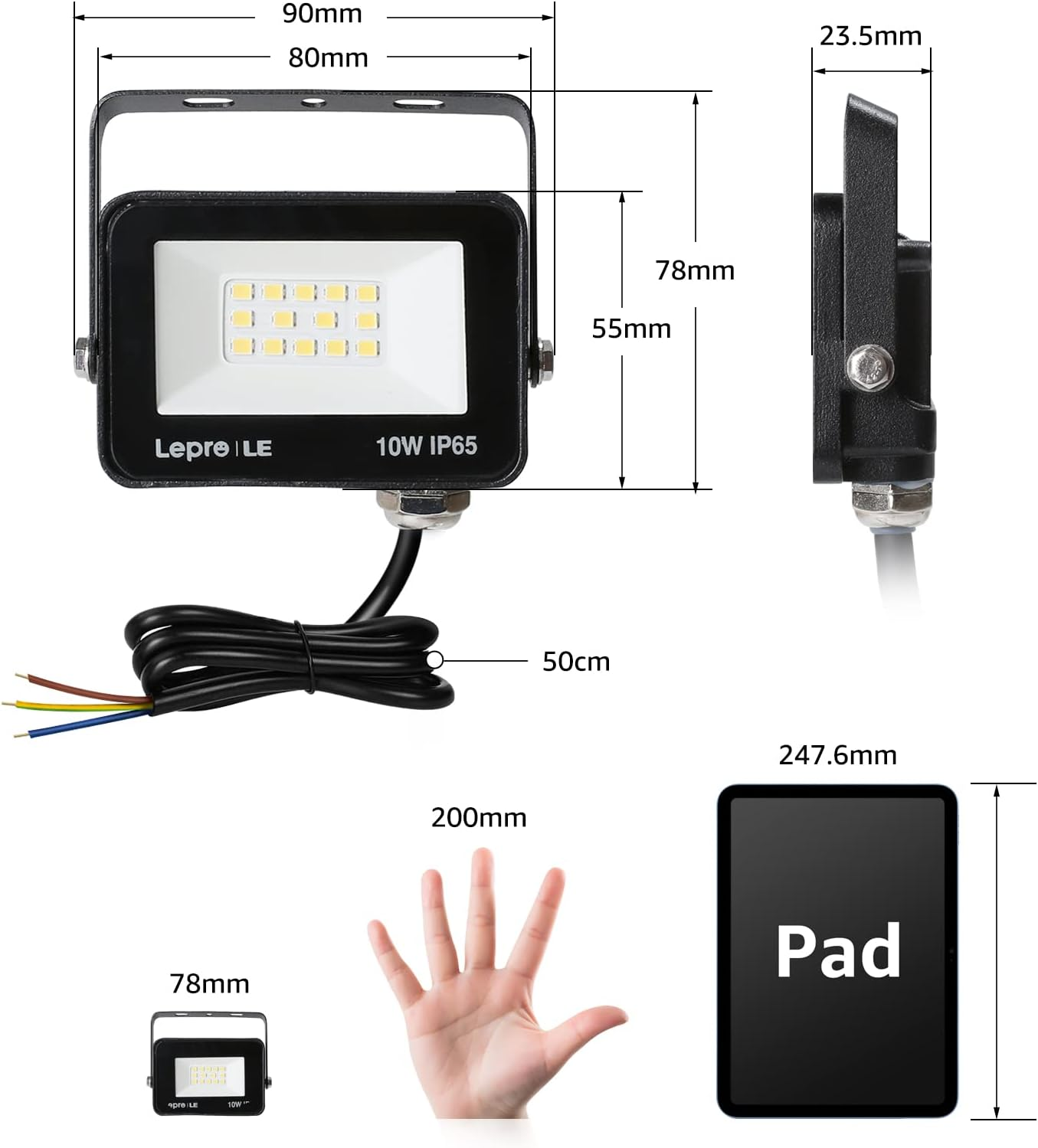 Schwarzer LED-Flutlichtstrahler mit Maßangaben. Eine Hand und ein Tablet zeigen den Größenvergleich.
