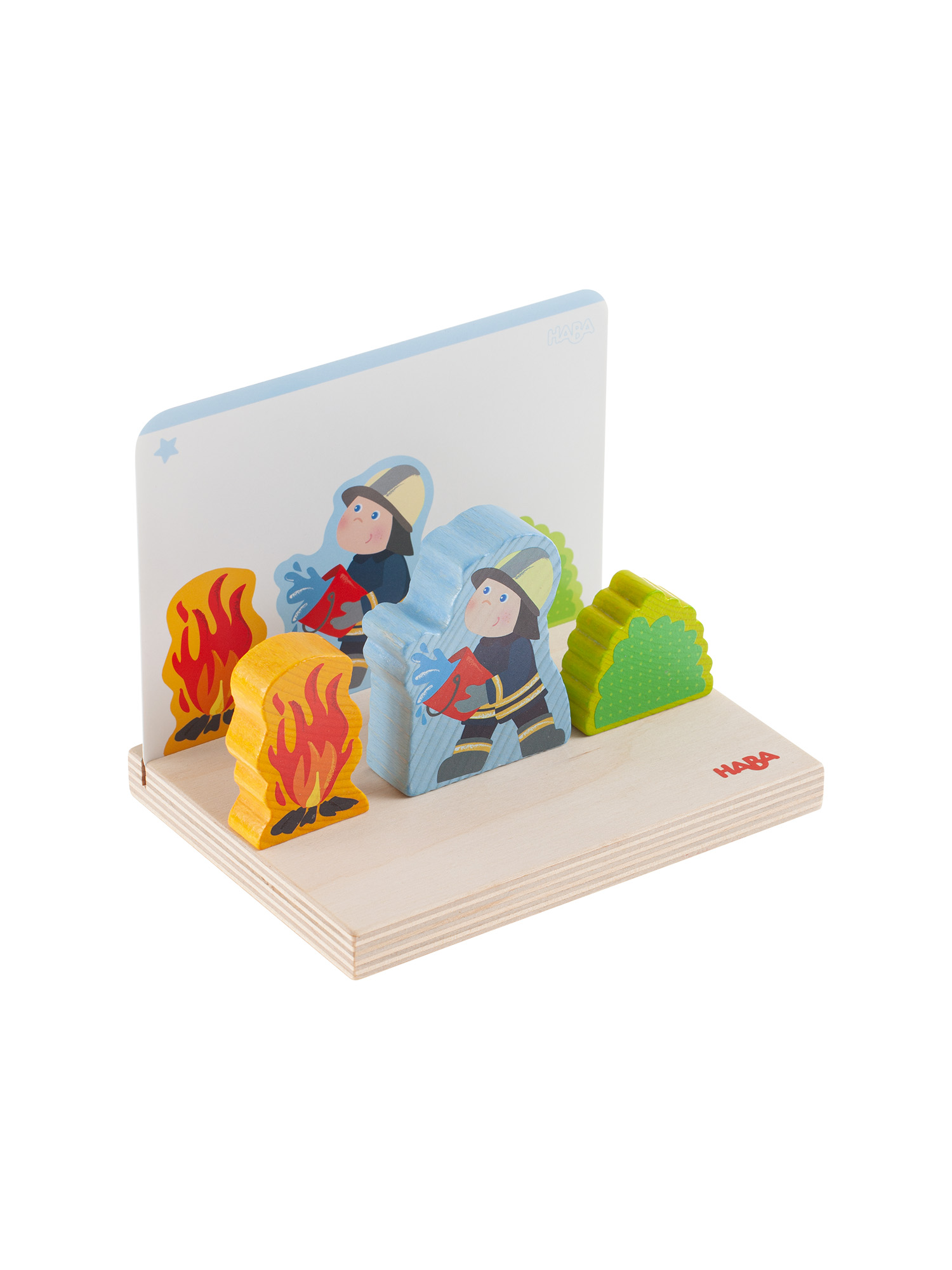 Holzspielzeugszene: Feuerwehrleute mit Feuer und Büschen auf einer Holzplattform.