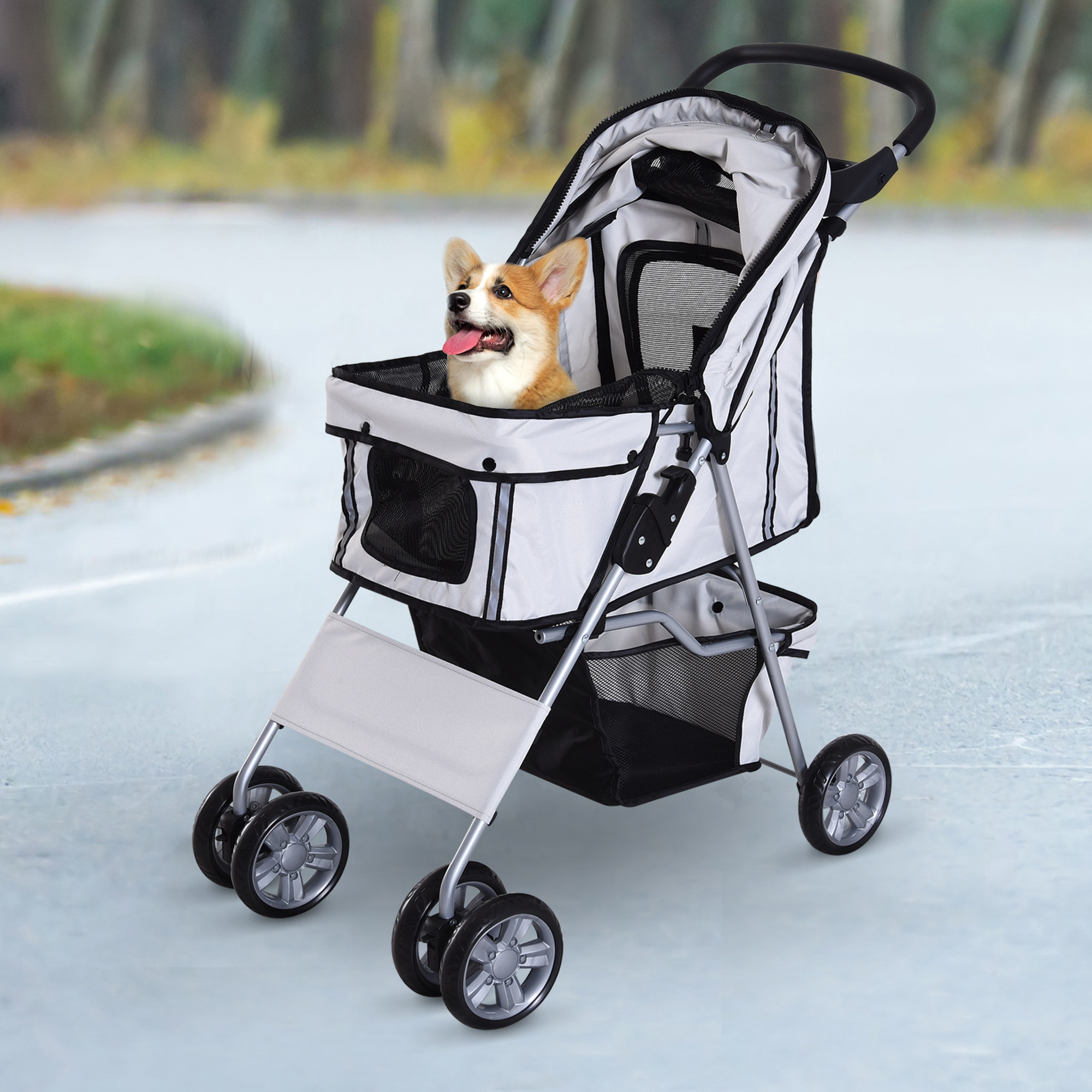 Un cane con la lingua di fuori è seduto in un passeggino grigio e bianco.