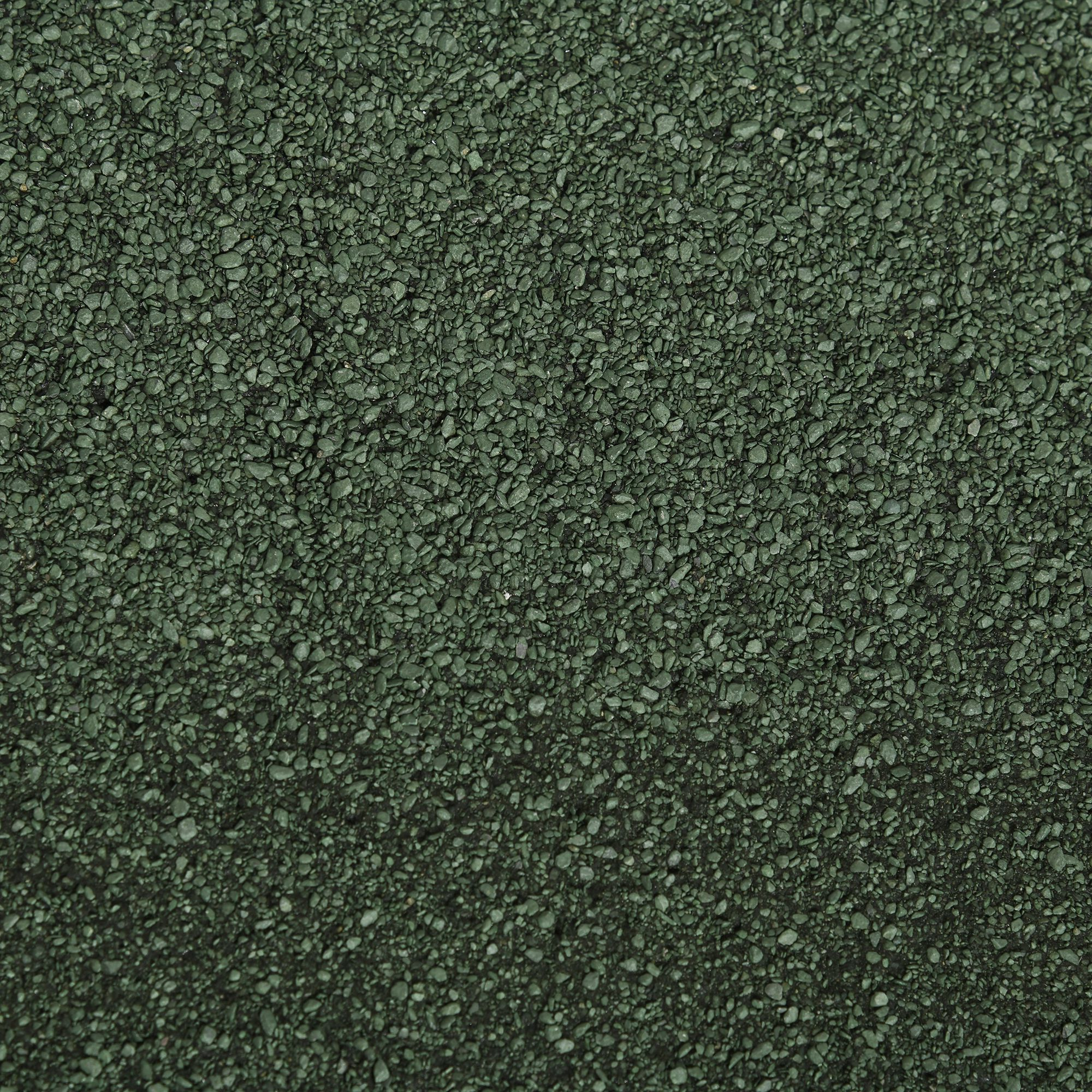 Primer plano de textura de grava verde oscuro, mostrando piedras pequeñas y redondeadas.