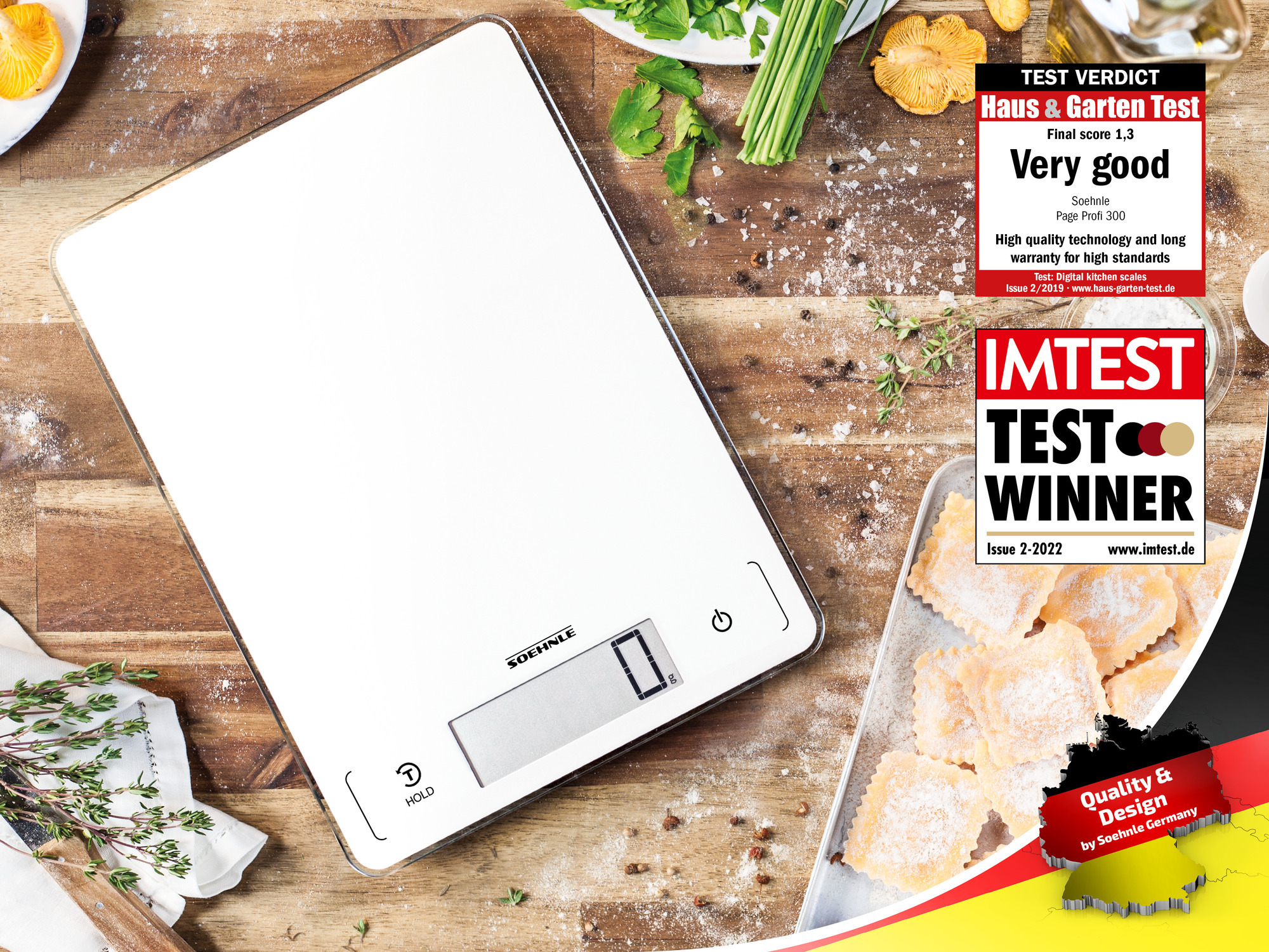 Biała waga kuchenna z wyświetlaczem cyfrowym, otoczona jedzeniem i etykietami testowymi.