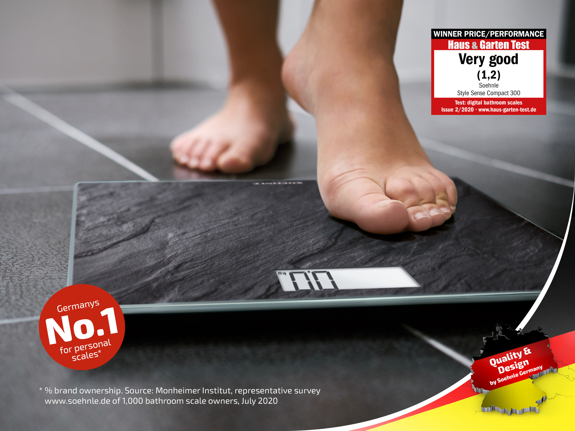 Osoba stojąca na czarnej wadze. Tekst na wadze. Grafika z nagrodami i informacjami. Czarno-biała podłoga.