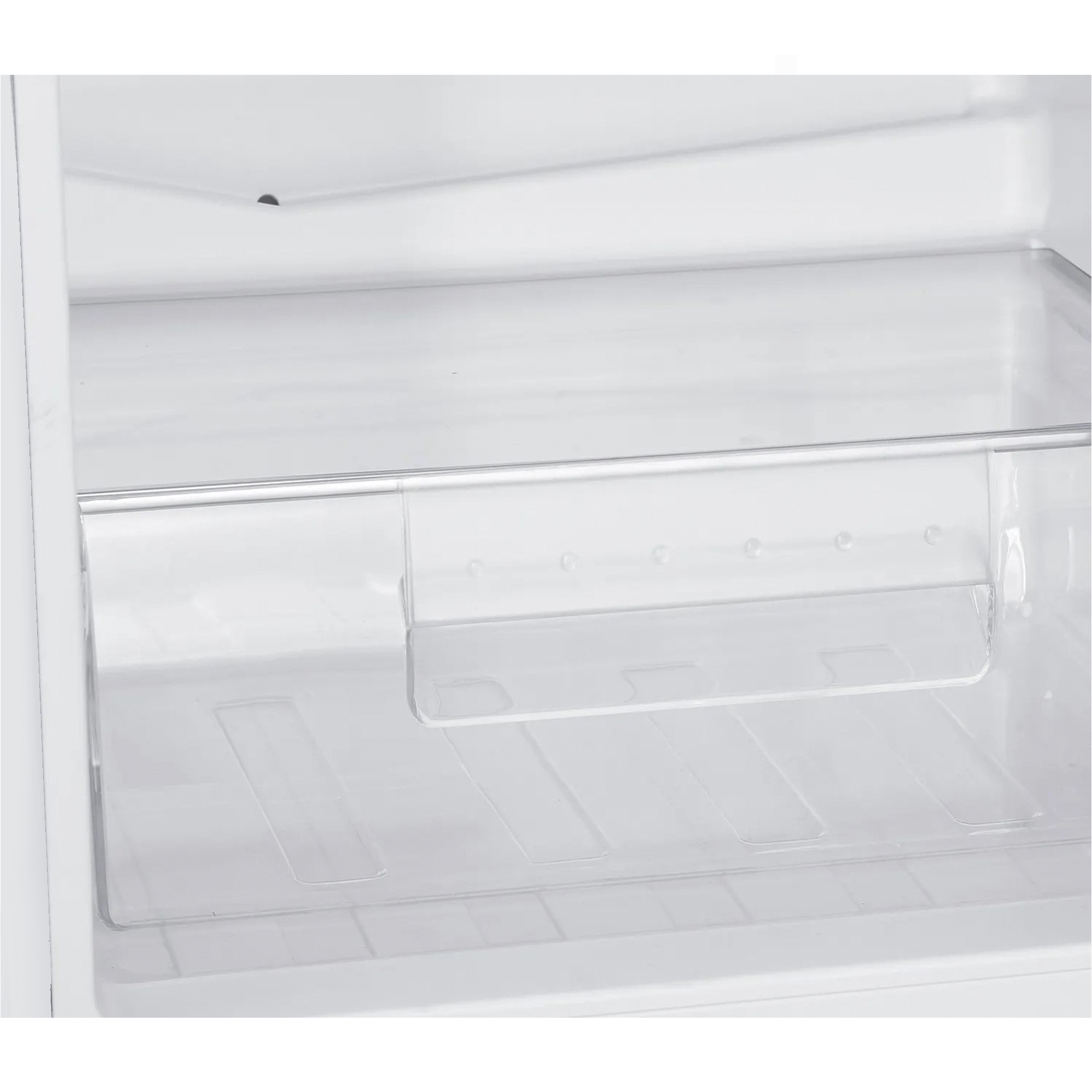 Dentro de un refrigerador blanco, hay estantes transparentes.