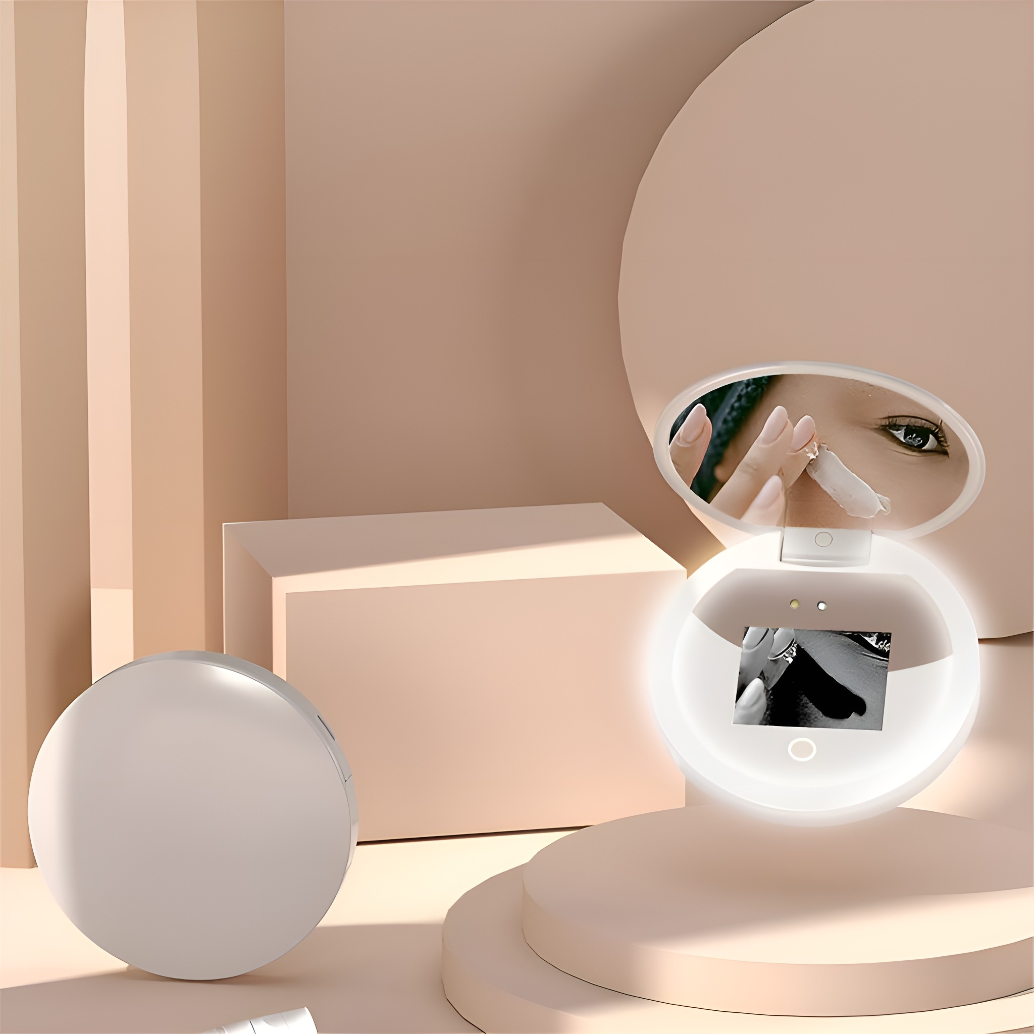 Weißer und rosa Kompaktspiegel mit Licht. Eine Hand berührt den Spiegel.