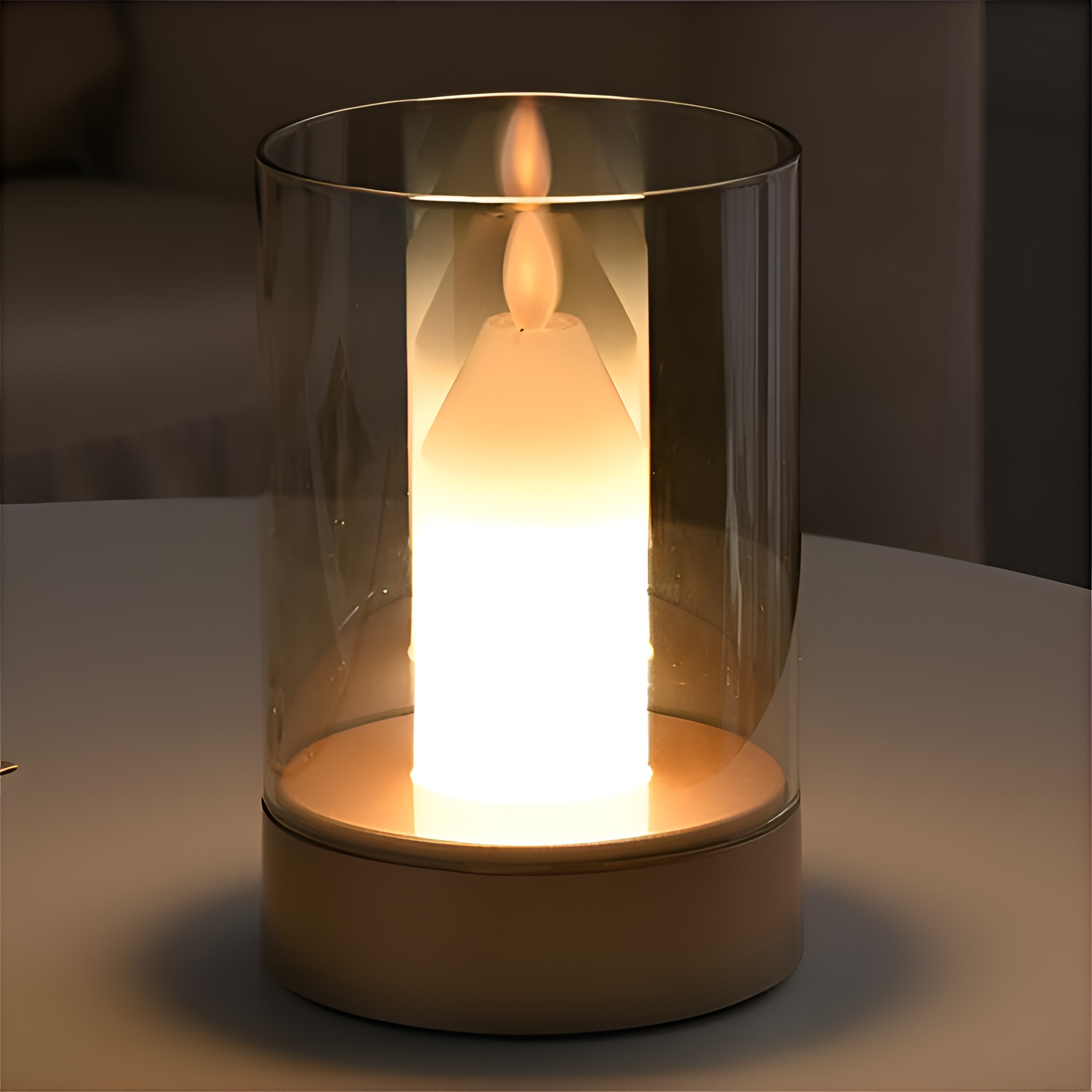 Eine brennende Kerze in einem Glaszylinder. Die Kerze strahlt ein warmes Licht aus und sorgt für eine gemütliche Atmosphäre.