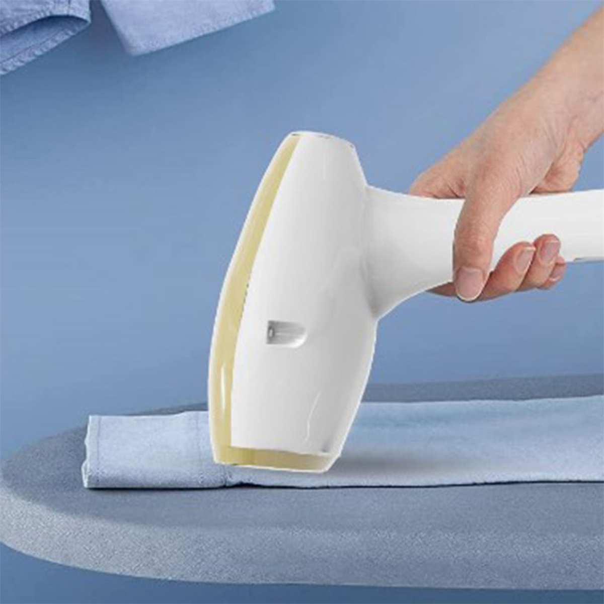 Zwei graue Master HiFi-Player mit Knöpfen und einem Drehregler, blauer Hintergrund.