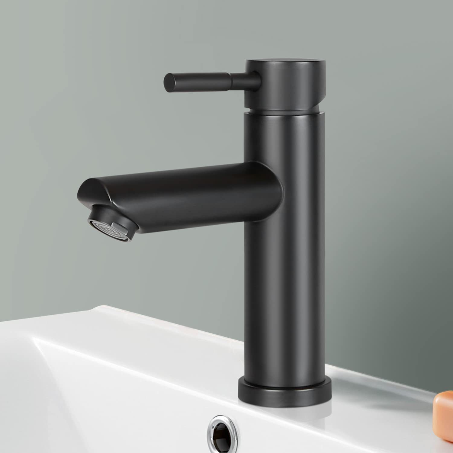 Schwarzer Wasserhahn auf einem weißen Waschbecken. Der Wasserhahn hat einen Einhebel und ein schlankes Design.