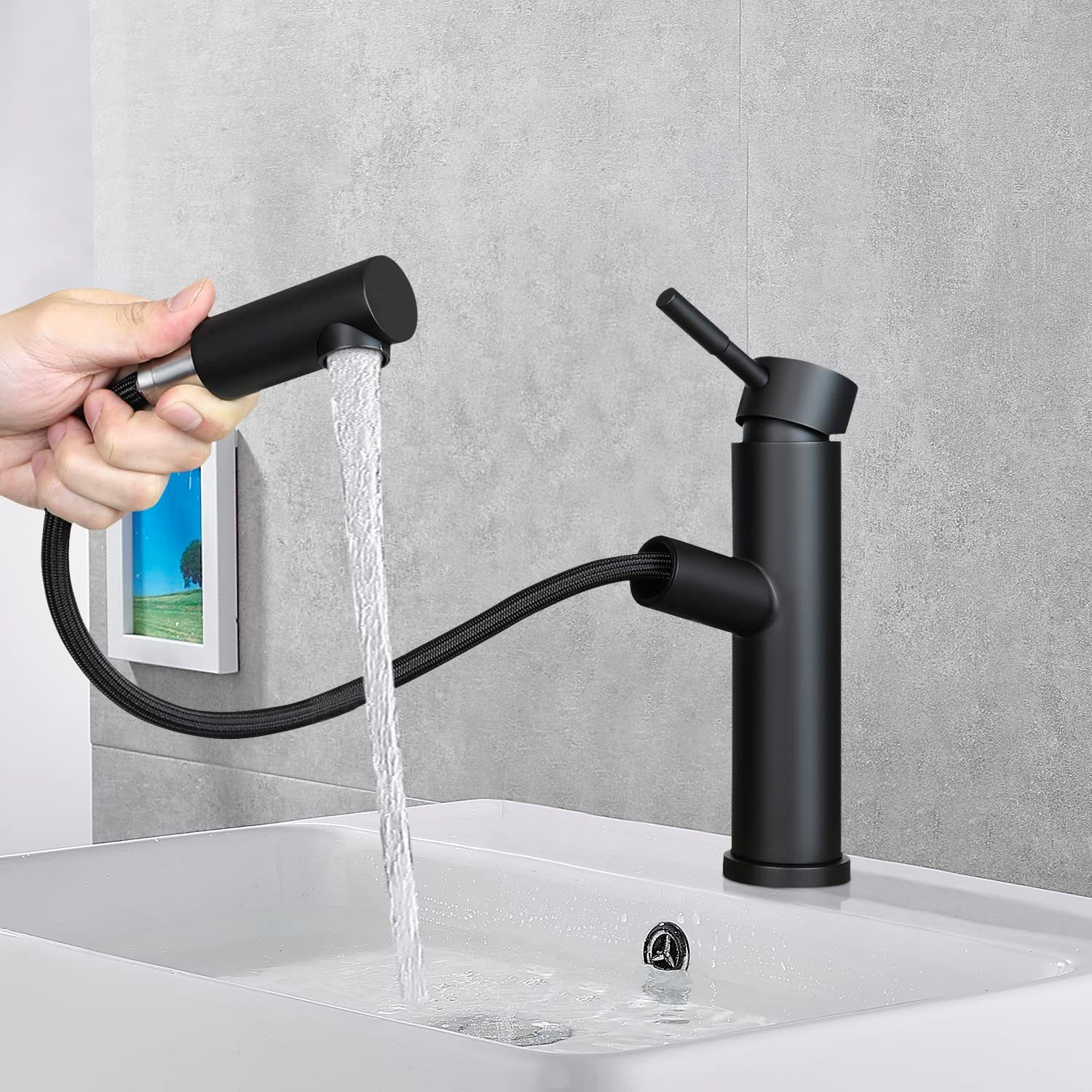 Schwarzer Wasserhahn mit Wasser, das in ein weißes Waschbecken fließt.