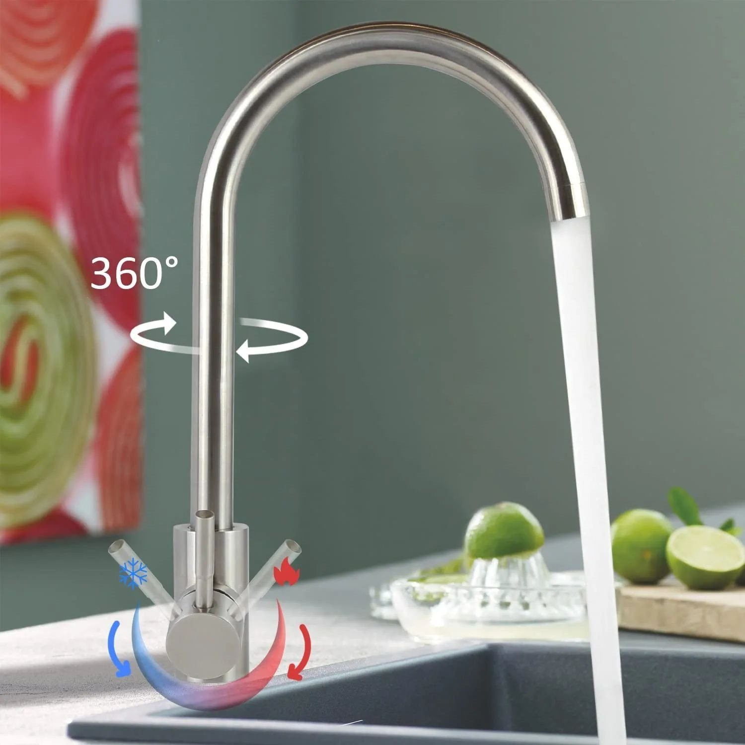 Silberner Wasserhahn mit fließendem Wasser, Limetten und einem Waschbecken auf grauem Hintergrund.