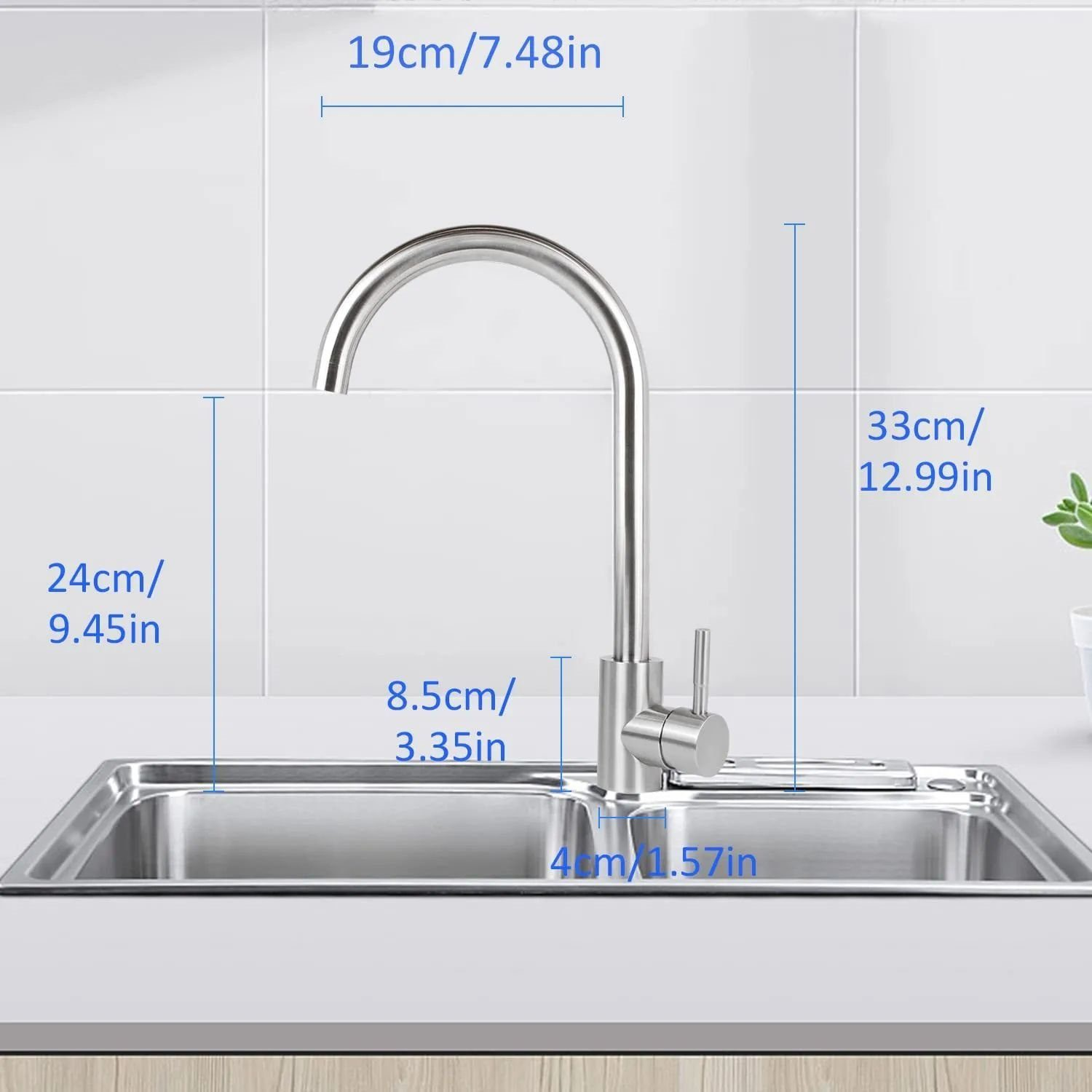Edelstahl-Küchenspüle mit gebogenem Wasserhahn, Maße sichtbar.