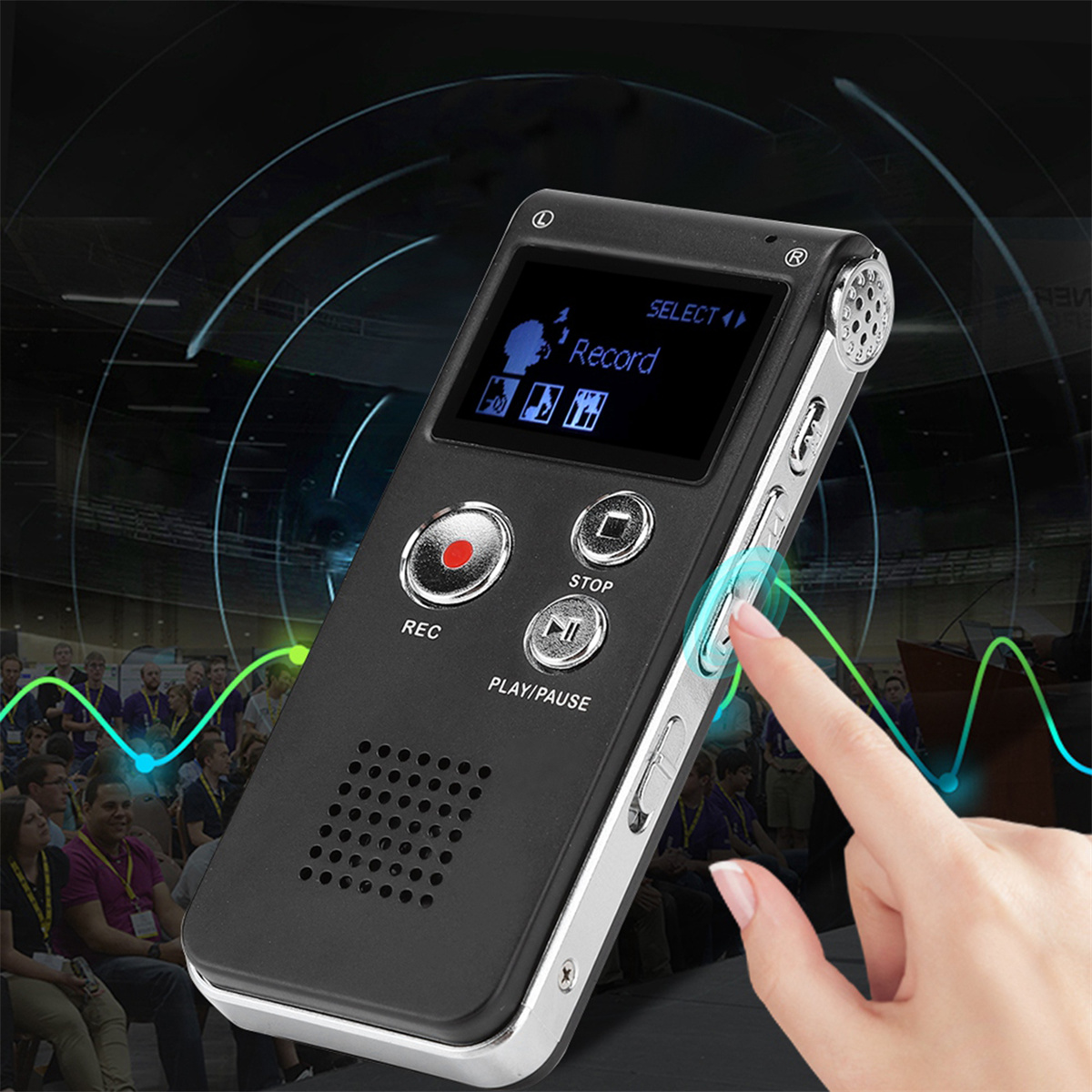 Schwarzer Audiorecorder mit Bildschirm, zeigt eine Hand, die einen Knopf drückt. Eine Menge im Hintergrund.