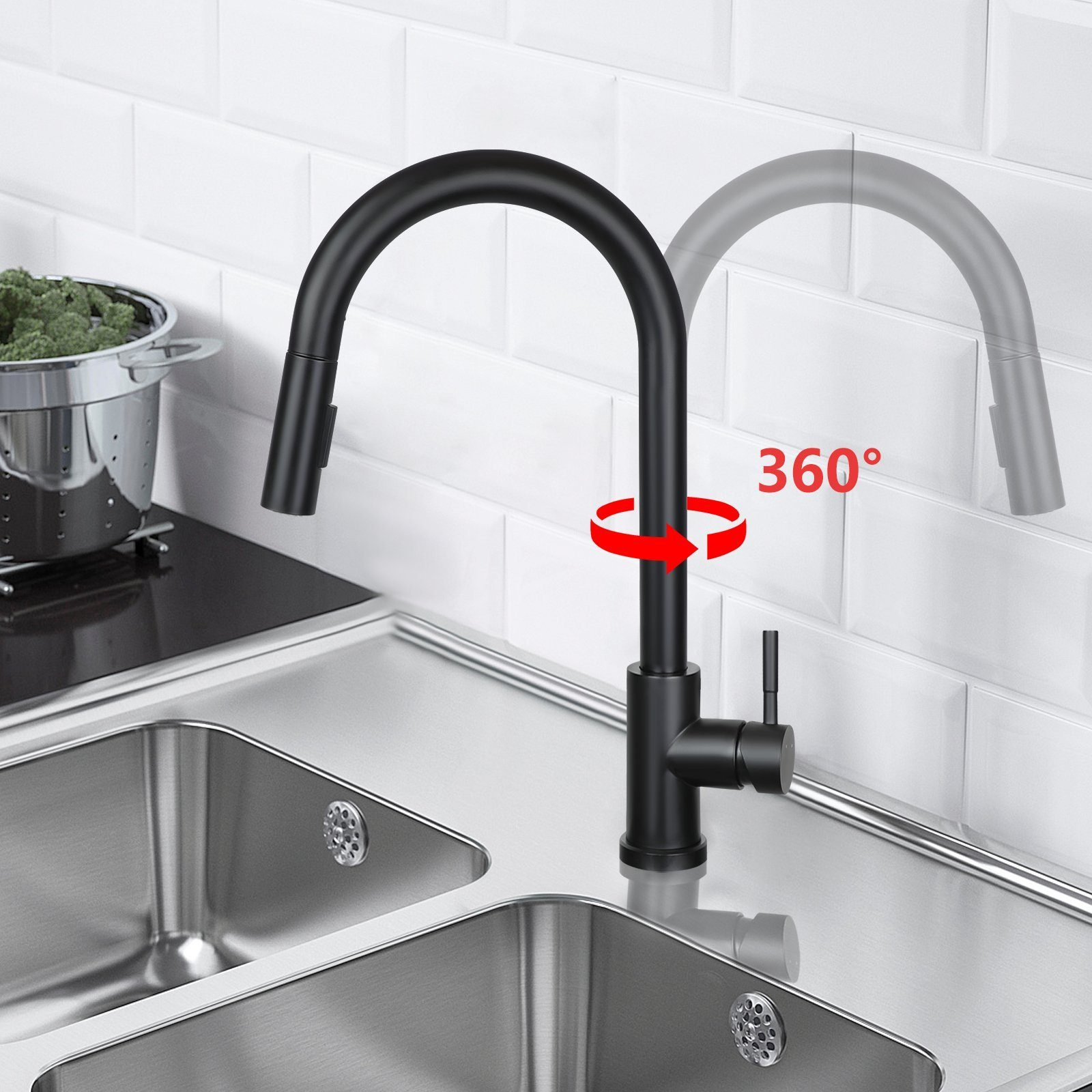 Schwarze Küchenarmatur mit 360° Drehfähigkeit, über einem Waschbecken installiert.