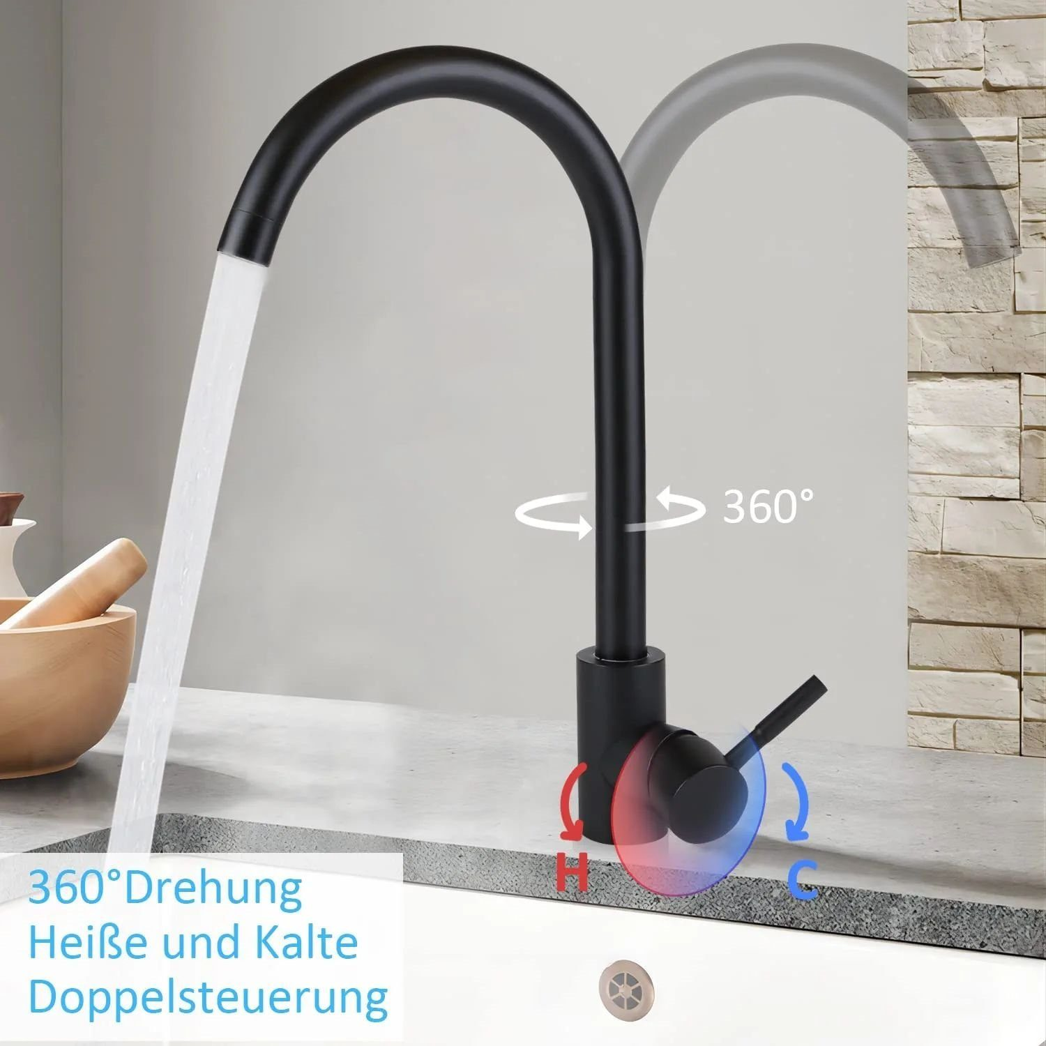 Eine schwarze Küchenarmatur mit gebogenem Auslauf. Wasser fließt daraus. Sie hat Warm- und Kaltanzeigen und ist um 360 Grad schwenkbar.