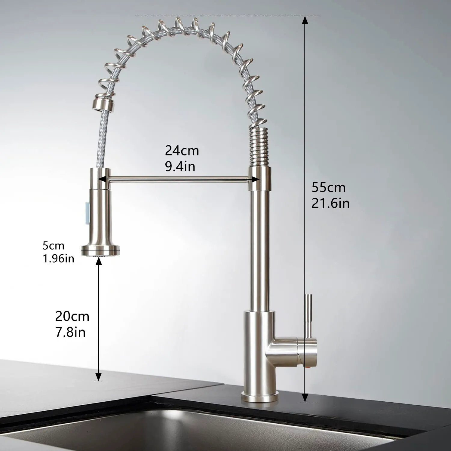 Eine silberne Küchenarmatur mit federartigem Auslauf, Maße markiert: 24 cm, 55 cm, 20 cm und 5 cm, vor grauem Hintergrund.