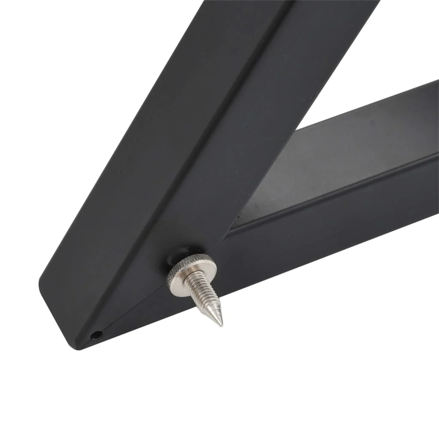 Nahaufnahme einer schwarzen, abgewinkelten Metallhalterung mit Silberschraube.
