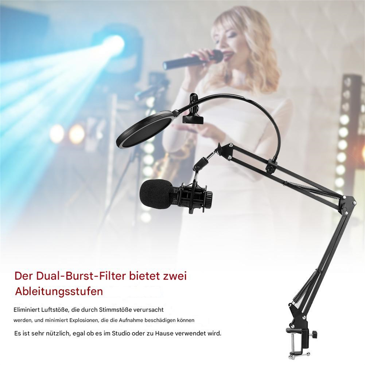 Mikrofon mit Pop-Filter auf schwarzem Ständer, im Hintergrund singt eine Frau.