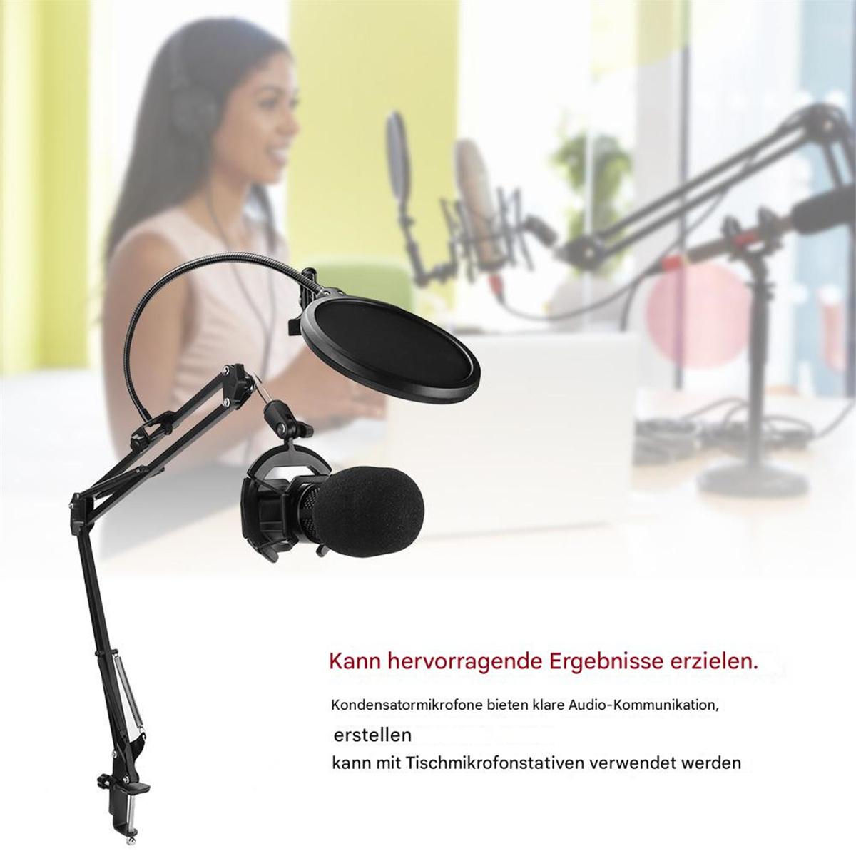 Ein Mikrofon auf einem Ständer mit Pop-Filter, mit einer Frau im Hintergrund.