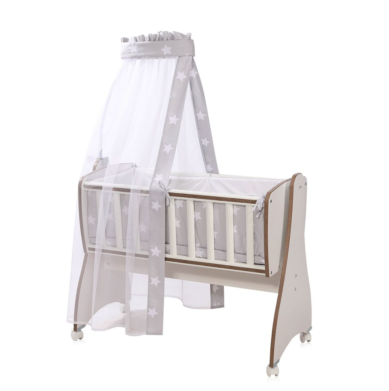 Ein weißes und graues Babybett mit Baldachin und sternförmigem Stoff auf weißem Hintergrund.