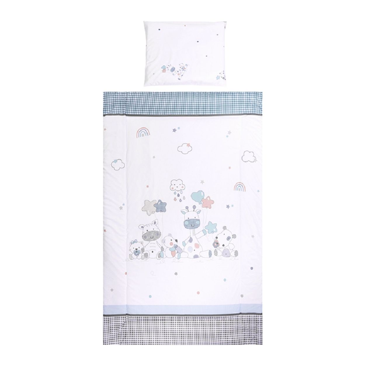 Ein Baby-Bettwäsche-Set mit Decke und Kissen. Die Decke hat Tier- und Wolkenmuster.
