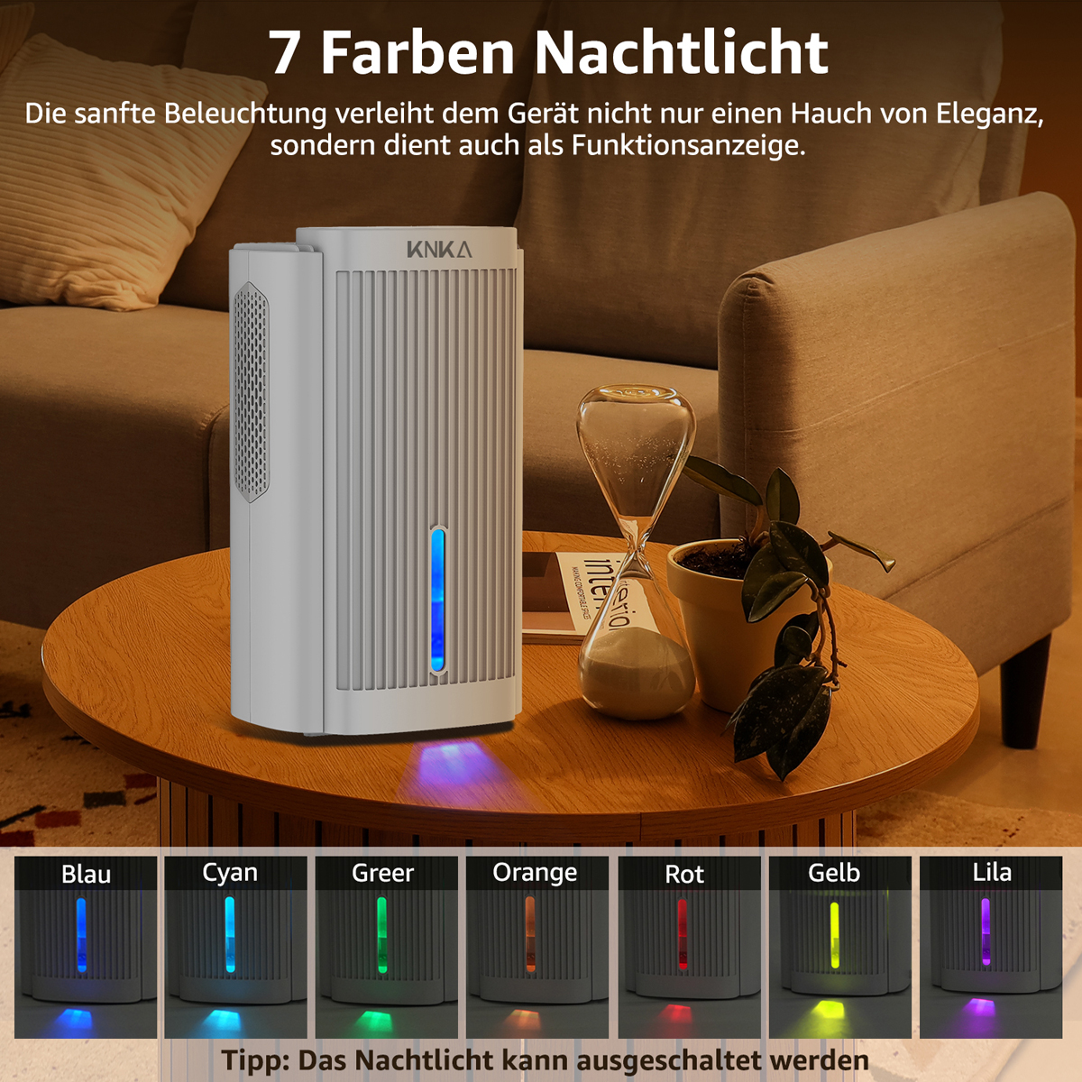 Ein weißer Luftreiniger mit farbenfroher Lichtanzeige. Er steht auf einem Tisch mit Sofa und Pflanze im Hintergrund.