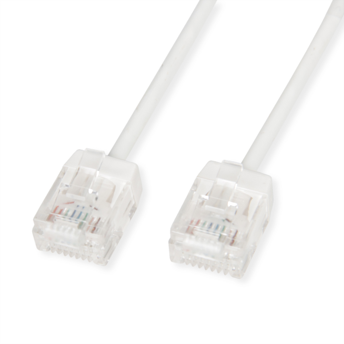 Twee witte ethernetkabels met doorzichtige connectoren. Witte achtergrond.