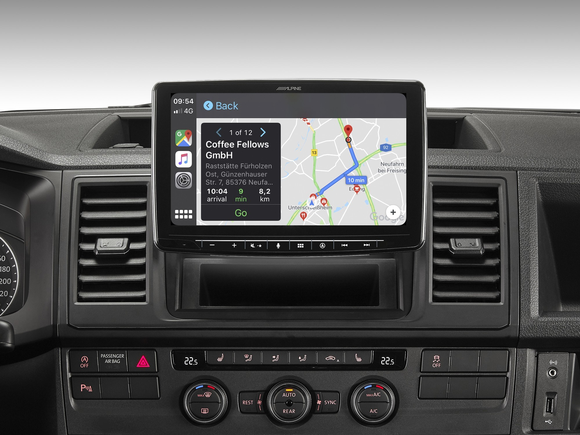 Armaturenbrett im Auto mit Navigationsbildschirm, der Karte und Zielinformationen zeigt.