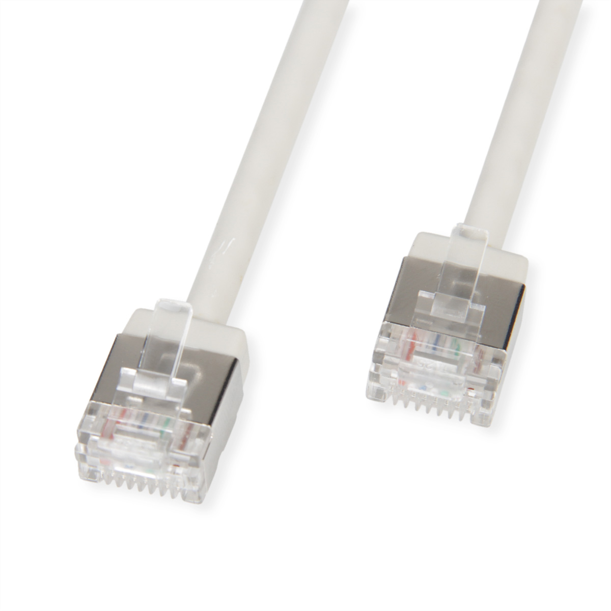 Câble Ethernet blanc avec connecteurs transparents, sur une surface blanche. Montrant les connecteurs.