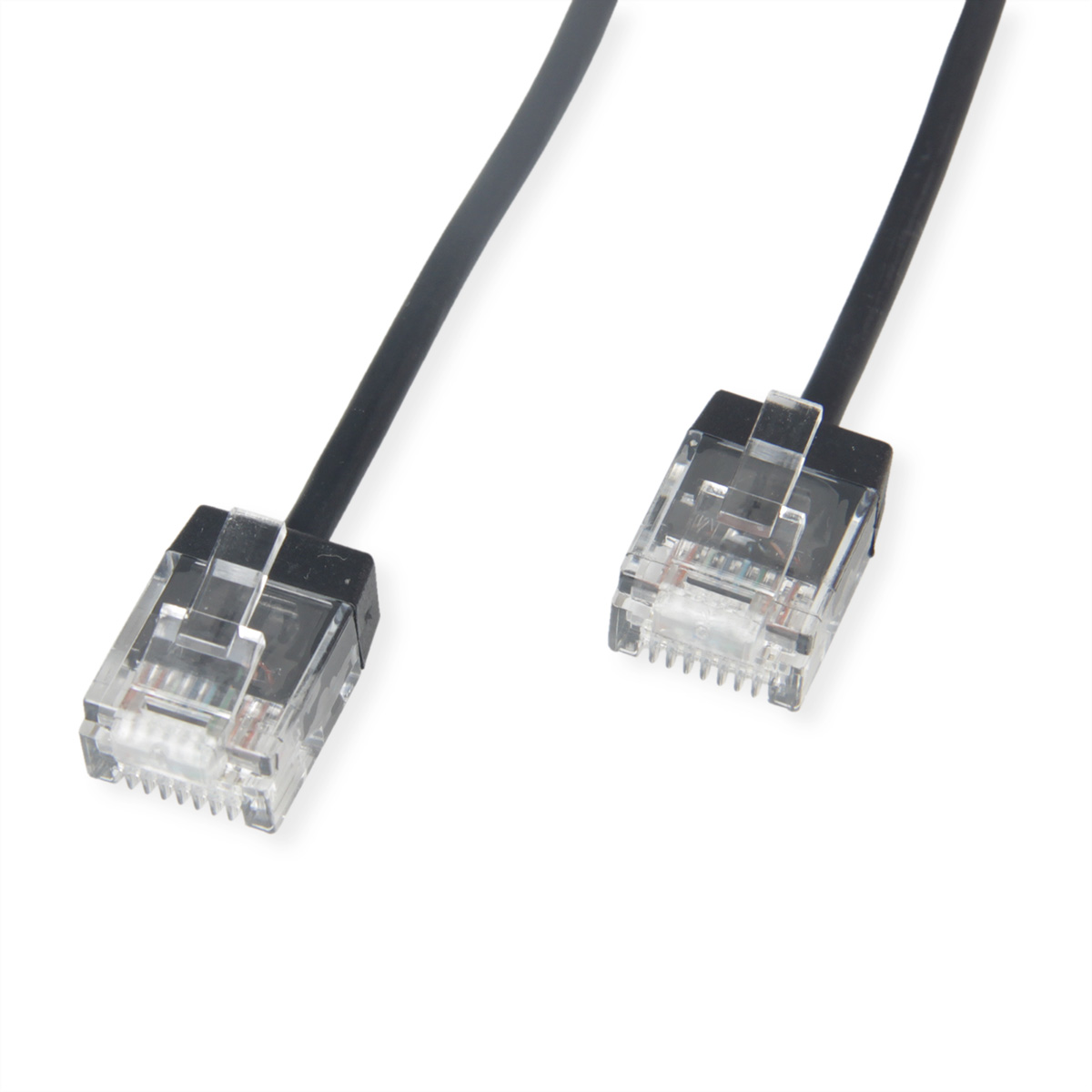 Twee zwarte ethernetkabels met doorzichtige RJ45-connectoren. Witte achtergrond.