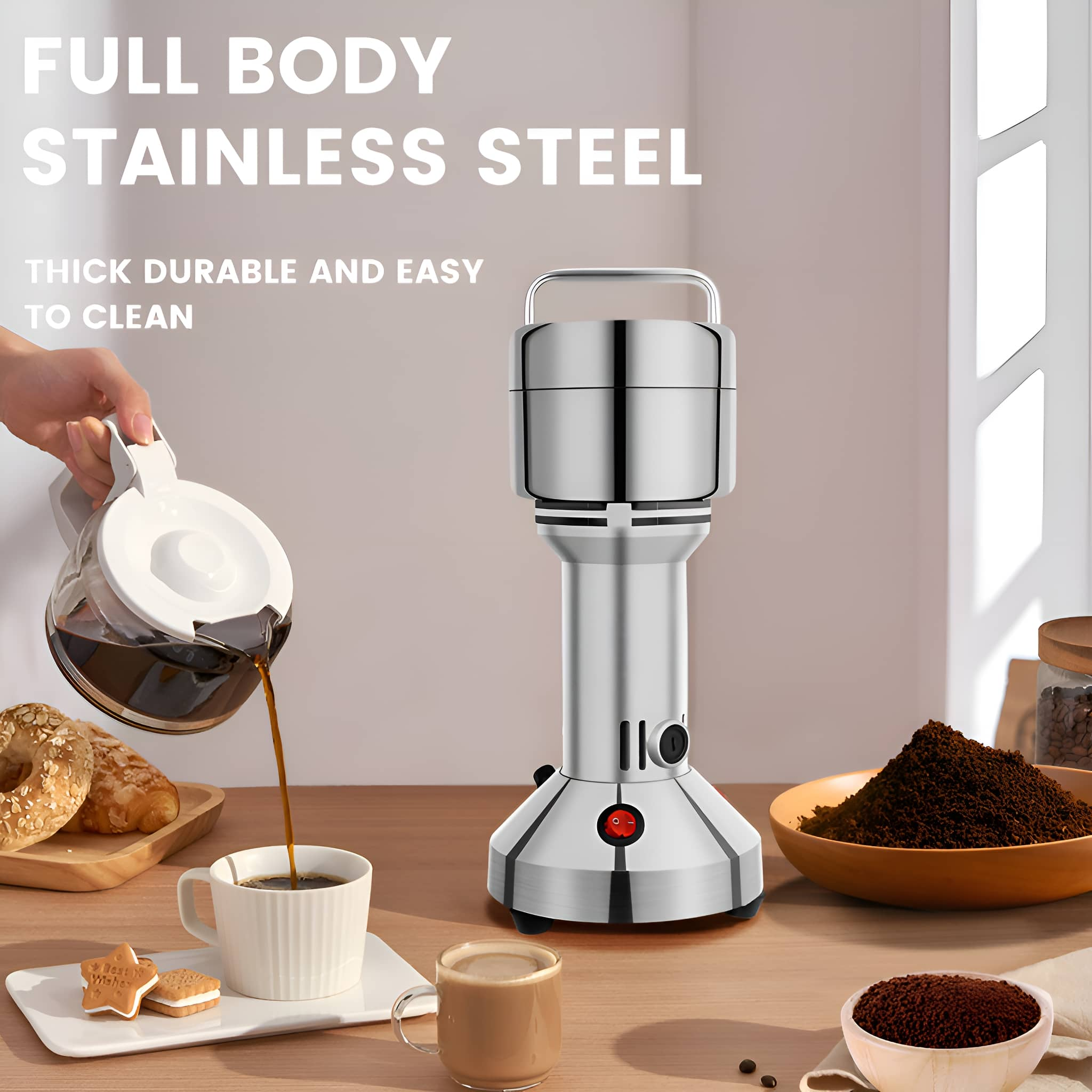 Eine Person gießt Kaffee aus einer Glaskaraffe in eine Tasse neben einer Kaffeemühle.