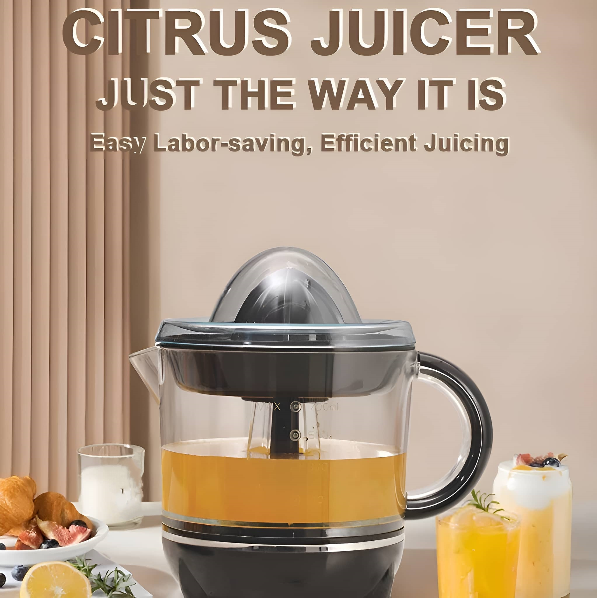 Zitruspresse mit Orangensaft im Behälter und Gläsern mit Saft im Hintergrund.