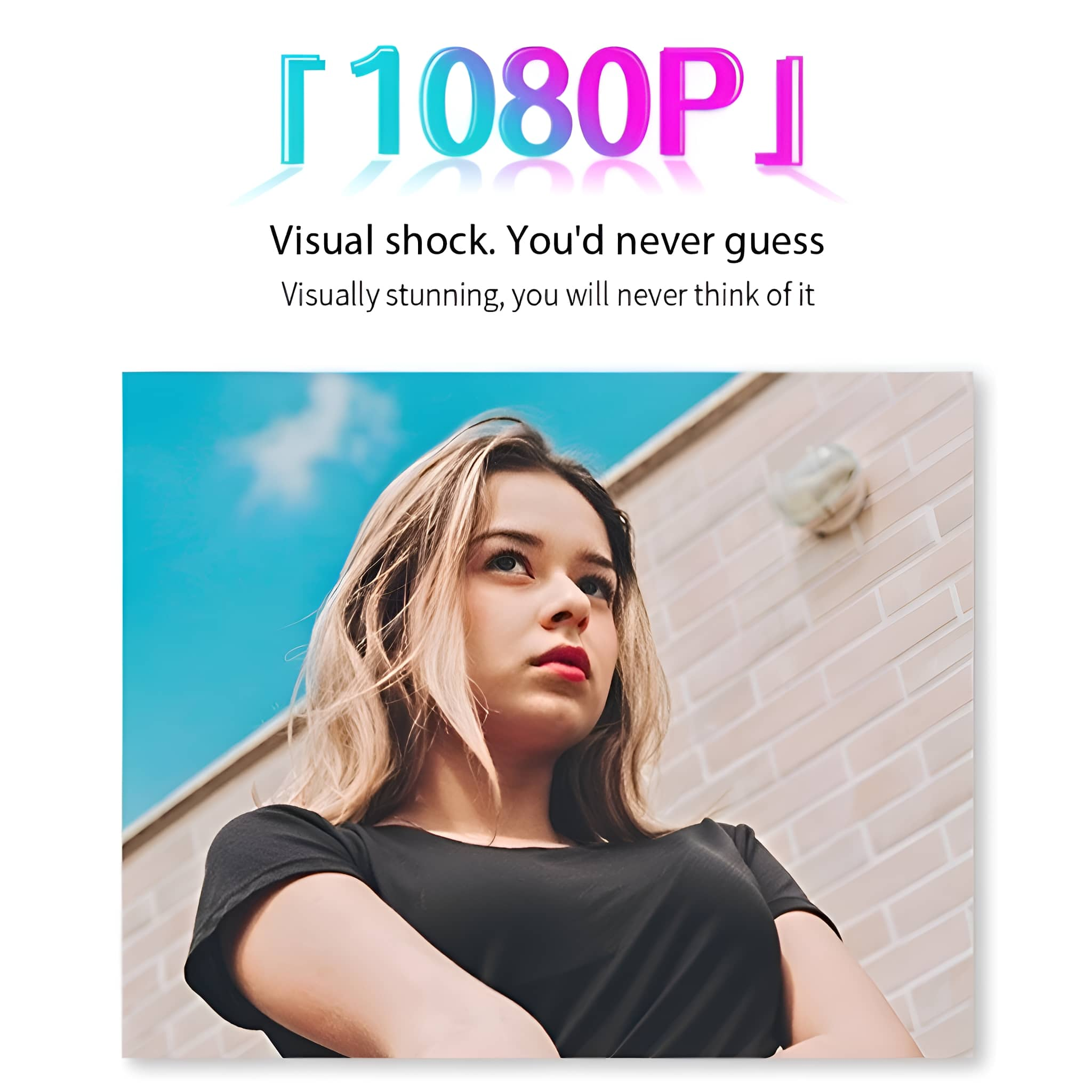 Eine Frau blickt nach oben, darüber steht "1080P". Hintergrund ist Ziegel und blauer Himmel.
