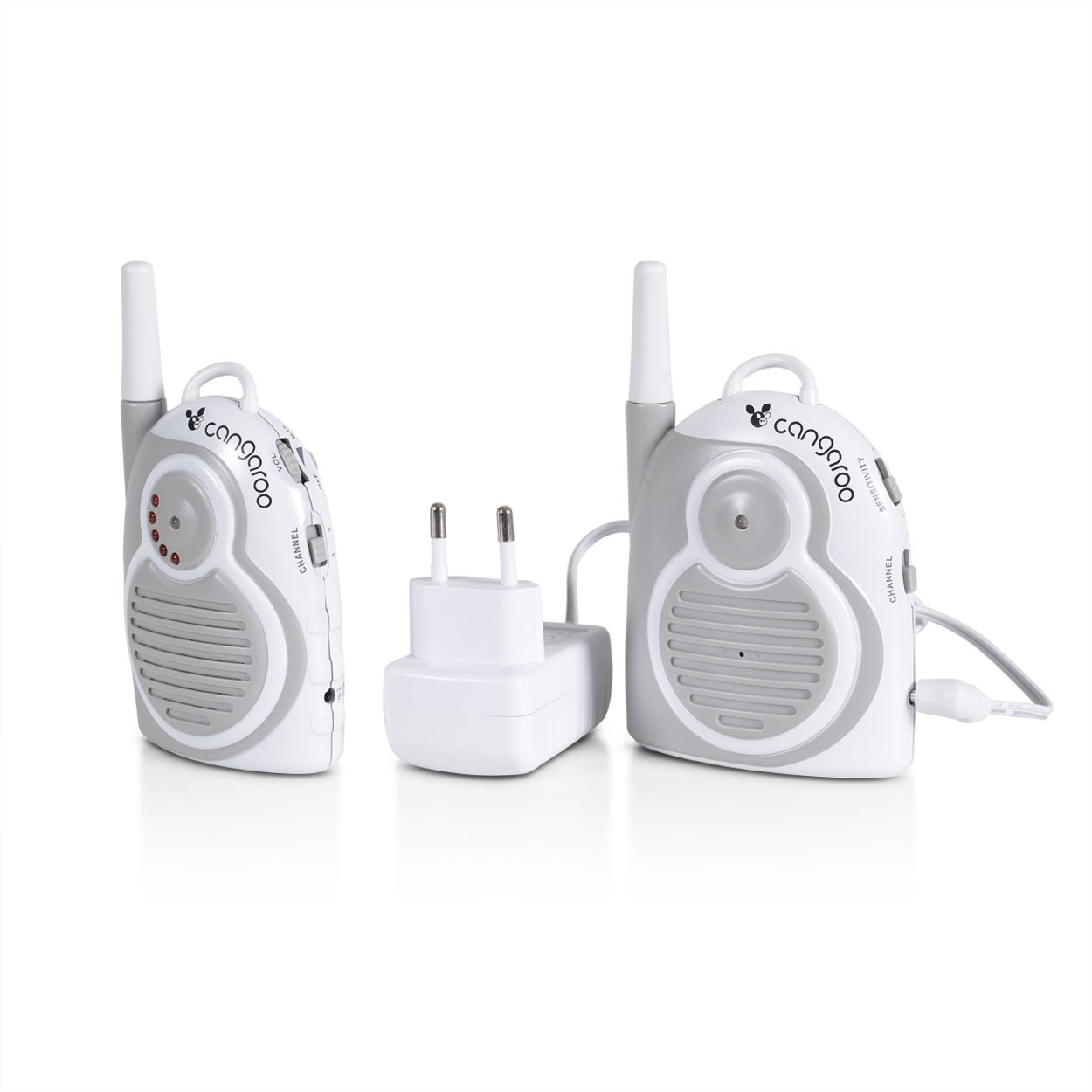 Dos vigilabebés con antenas y un adaptador de corriente blanco. Son blancos y grises.