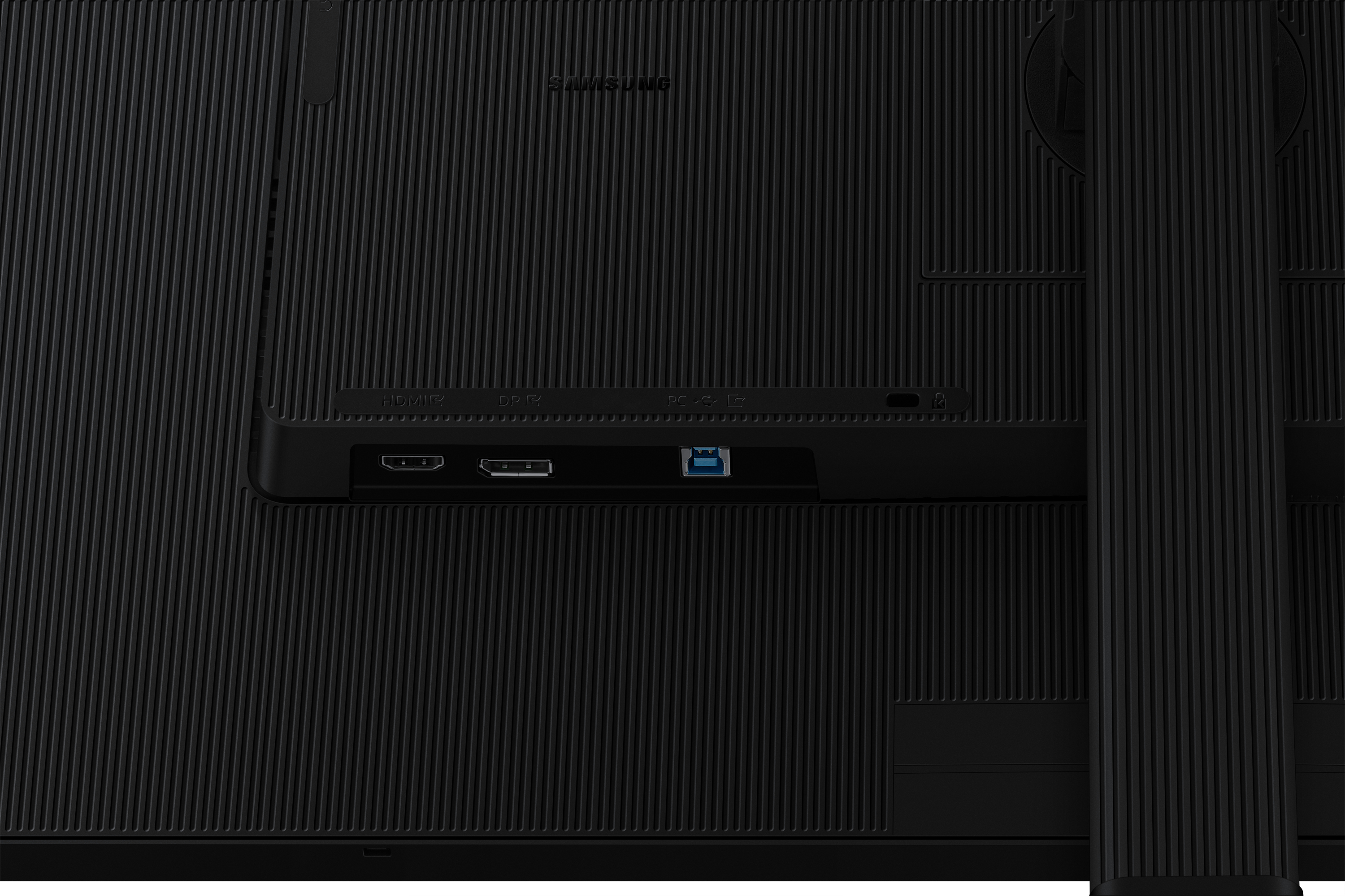 Zbliżenie na tylny panel czarnego monitora komputera z portami HDMI, DP i USB.