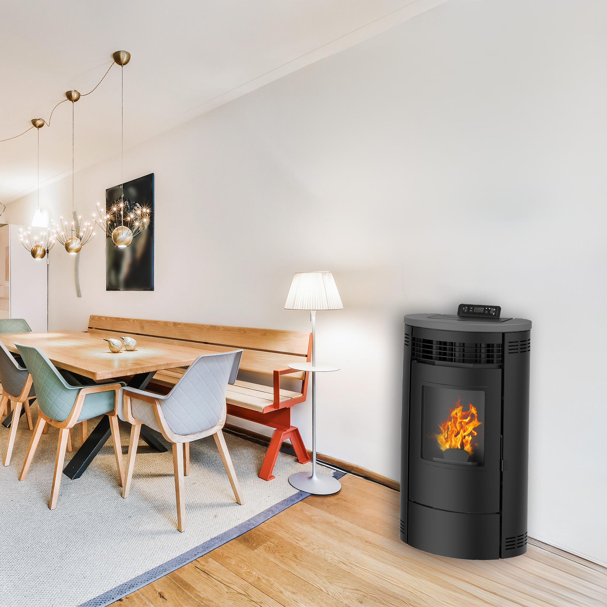 Una estufa de pellets negra en una habitación. Mesa con lámpara y sillas. Un comedor en el fondo.