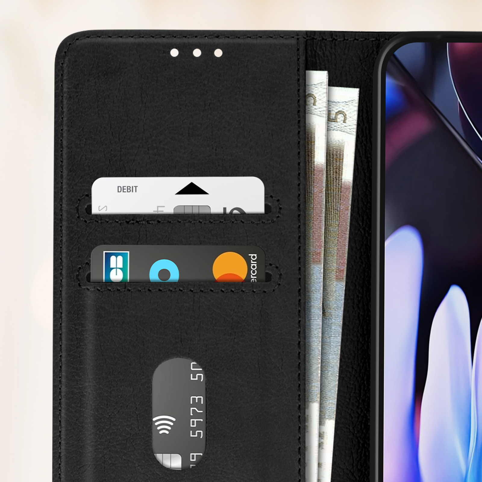 Portafoglio in pelle nera con carte di debito, banconote e una carta di credito contactless.