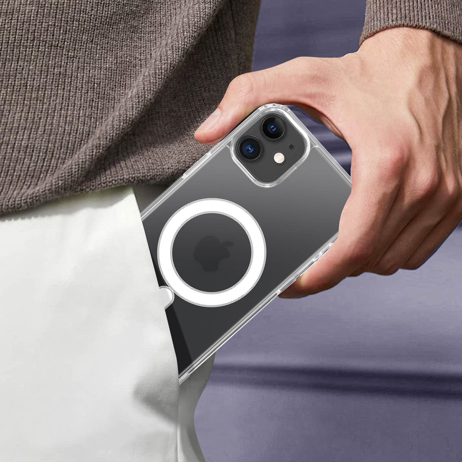 La mano di una persona in tasca che tiene una custodia trasparente per telefono con un cerchio bianco e un logo Apple.