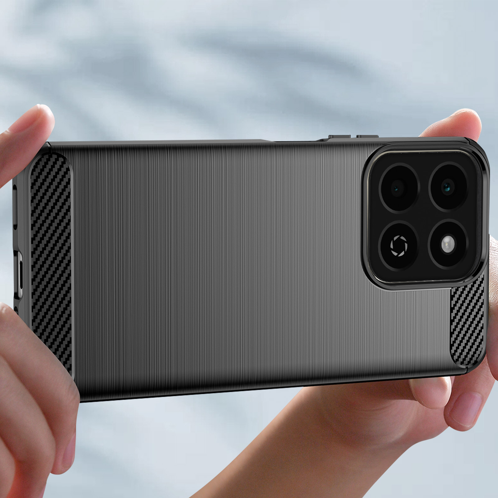 Custodia per telefono grigio scuro con motivo in fibra di carbonio e protuberanza della fotocamera.