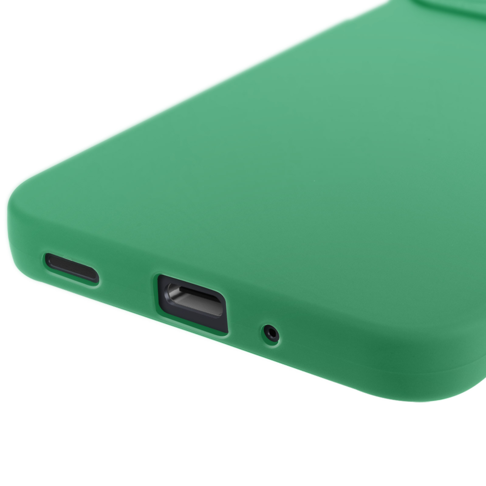 Primo piano di una custodia verde per telefono. Mostra la porta di ricarica, i fori degli altoparlanti e i bordi laterali. Sfondo bianco.
