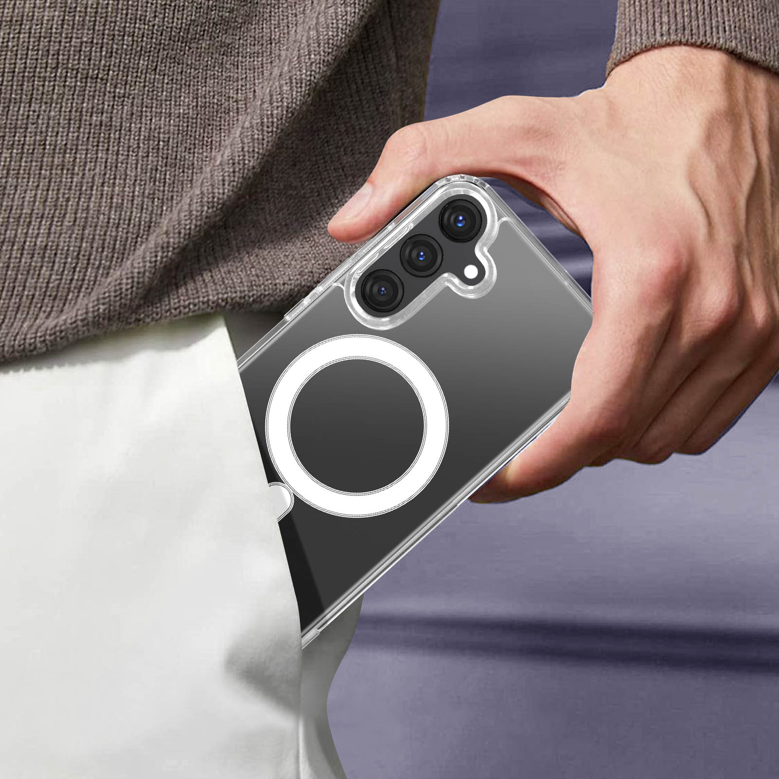 Uno smartwatch nero e argento su un supporto di ricarica bianco con un cavo di ricarica bianco.